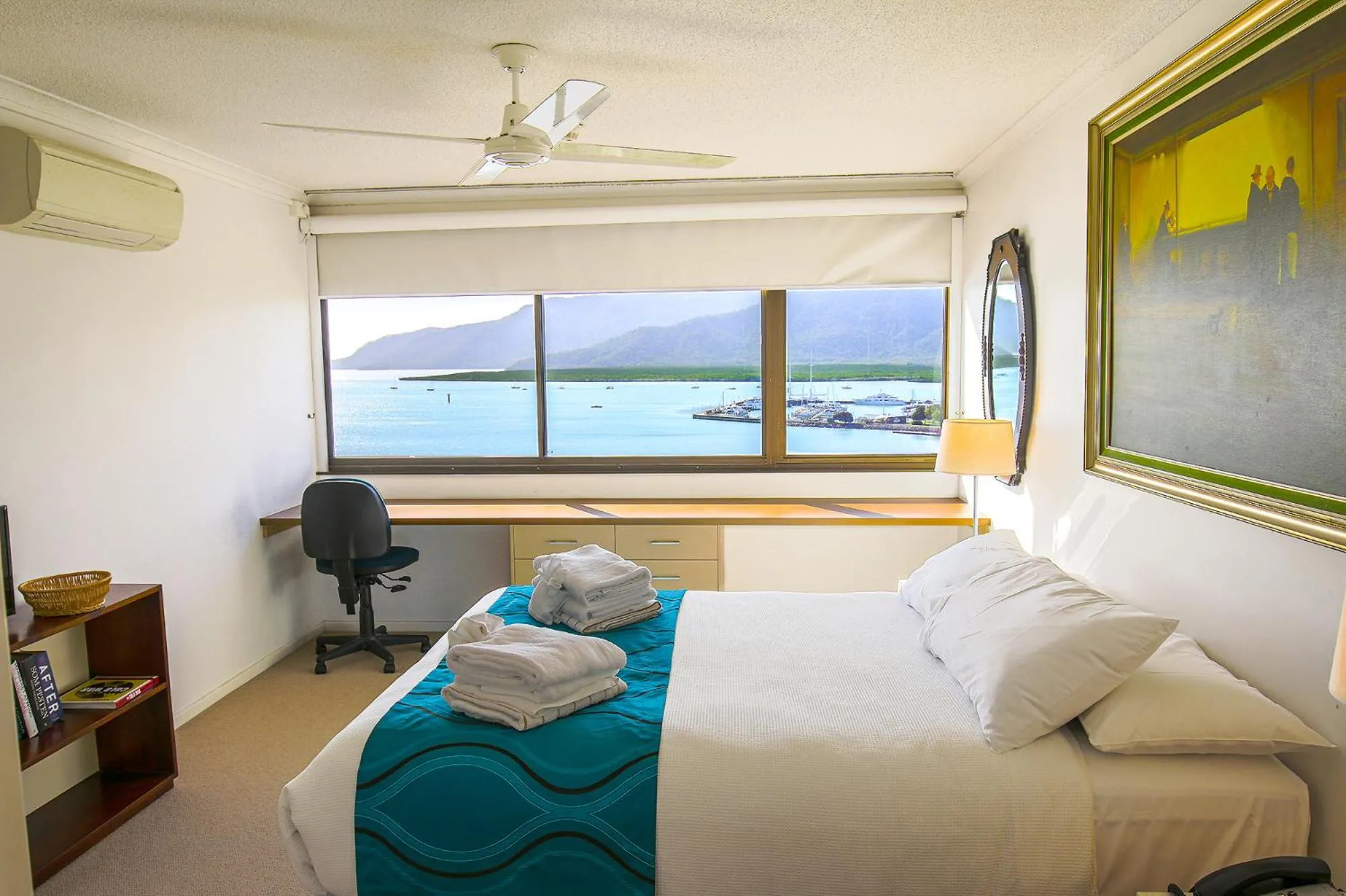 Bedroom, Bed in Cairns Aquarius