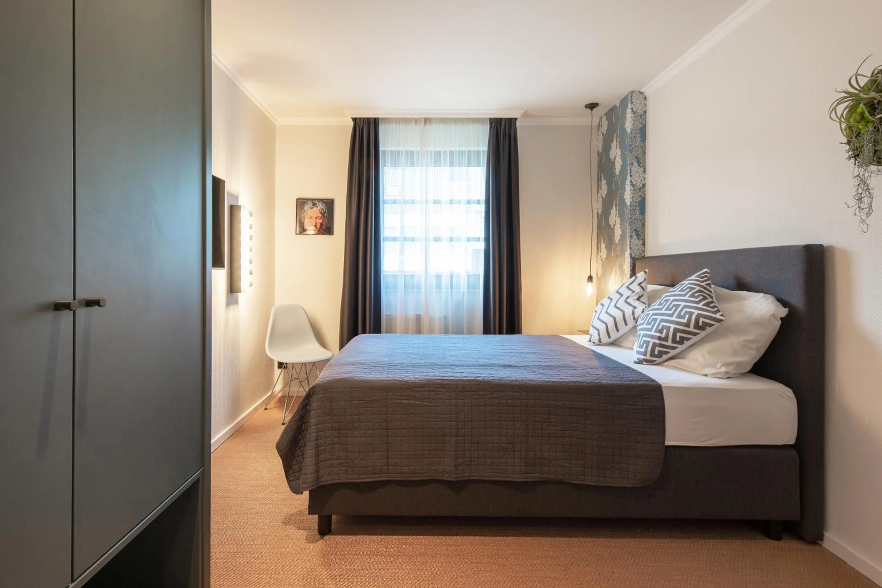 Photo of the whole room, Bed in B-Hotel