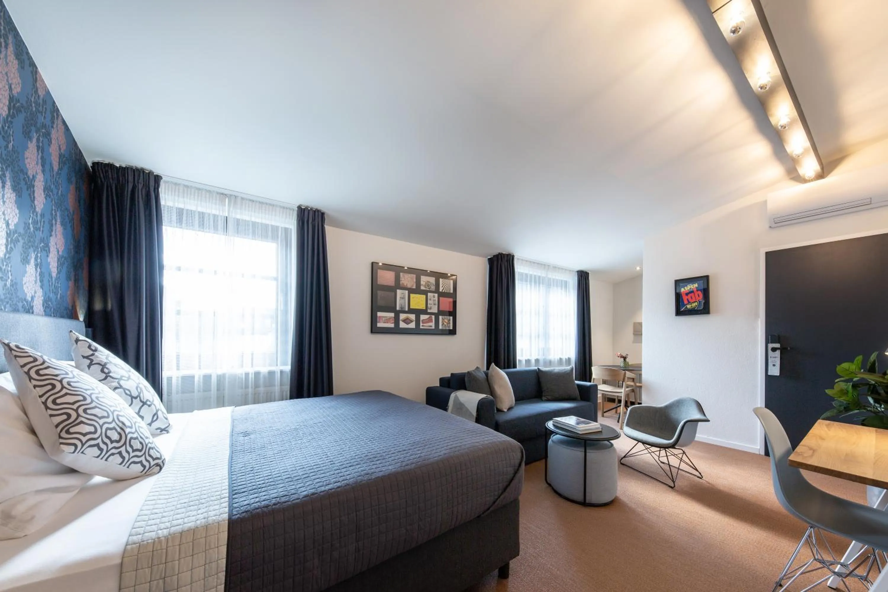 Photo of the whole room, Bed in B-Hotel