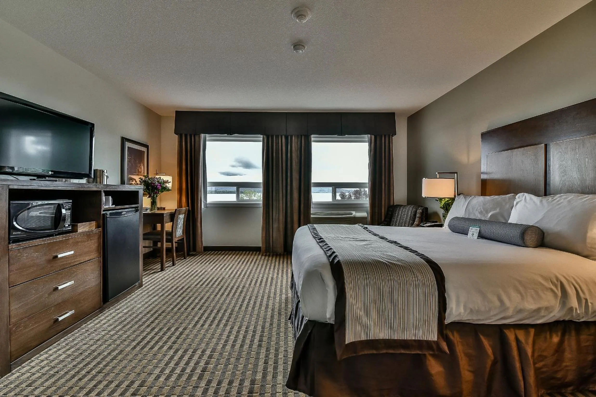 Photo of the whole room, Bed in The View Hotel