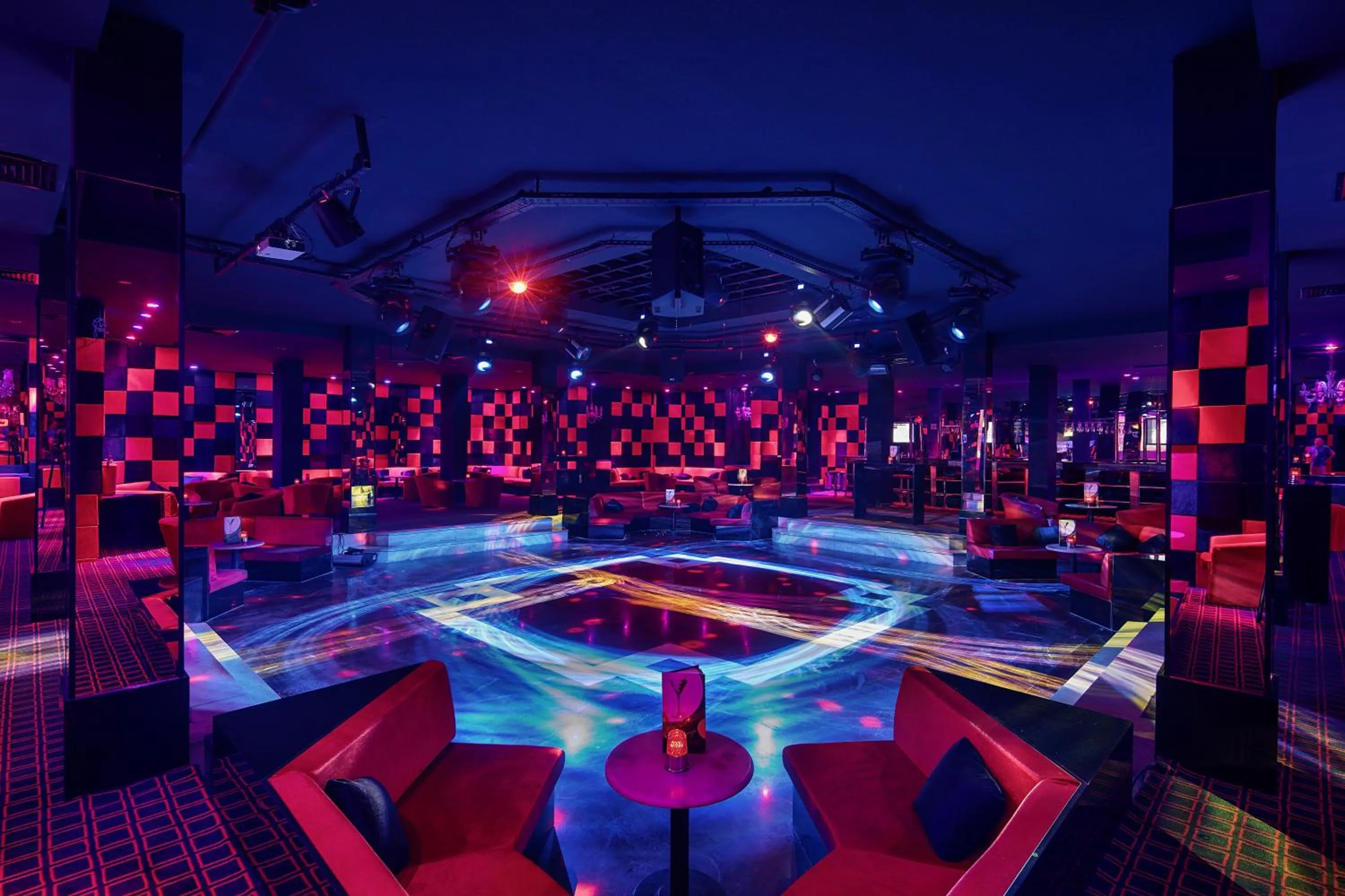 Entertainment in Bellis Deluxe Hotel & Heated for Winter Aqua Park