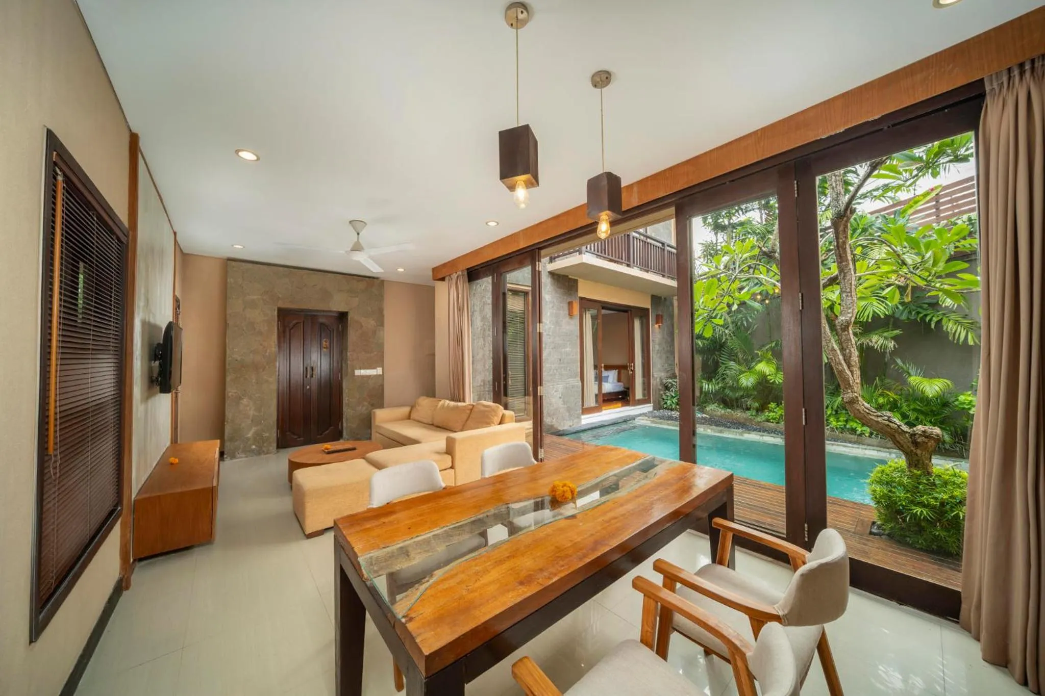 Living room in Nyanyi Sanctuary Villa Tabanan by Ini Vie Hospitality