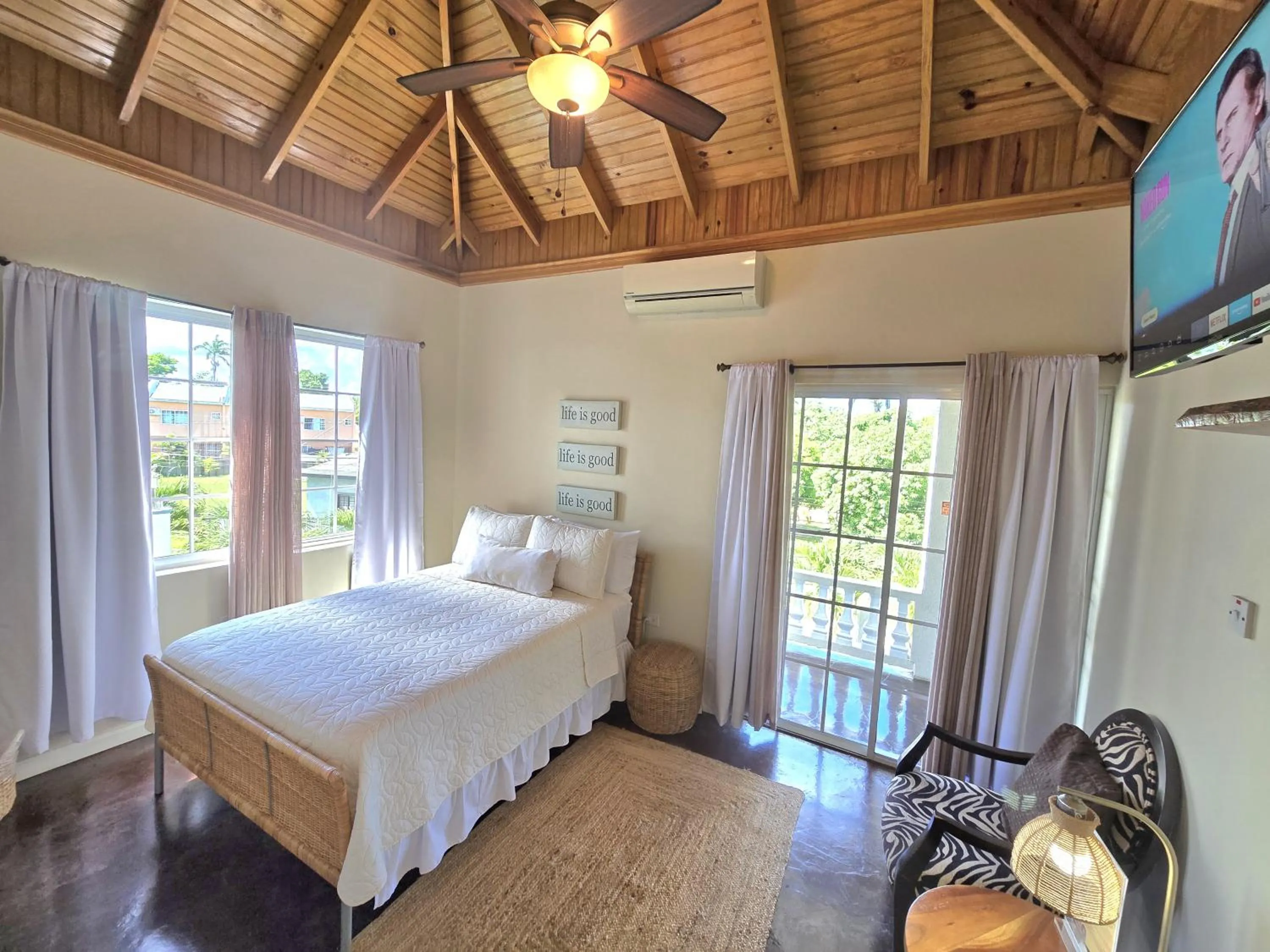 Bedroom, Bed in Blue Paloma Bed & Breakfast