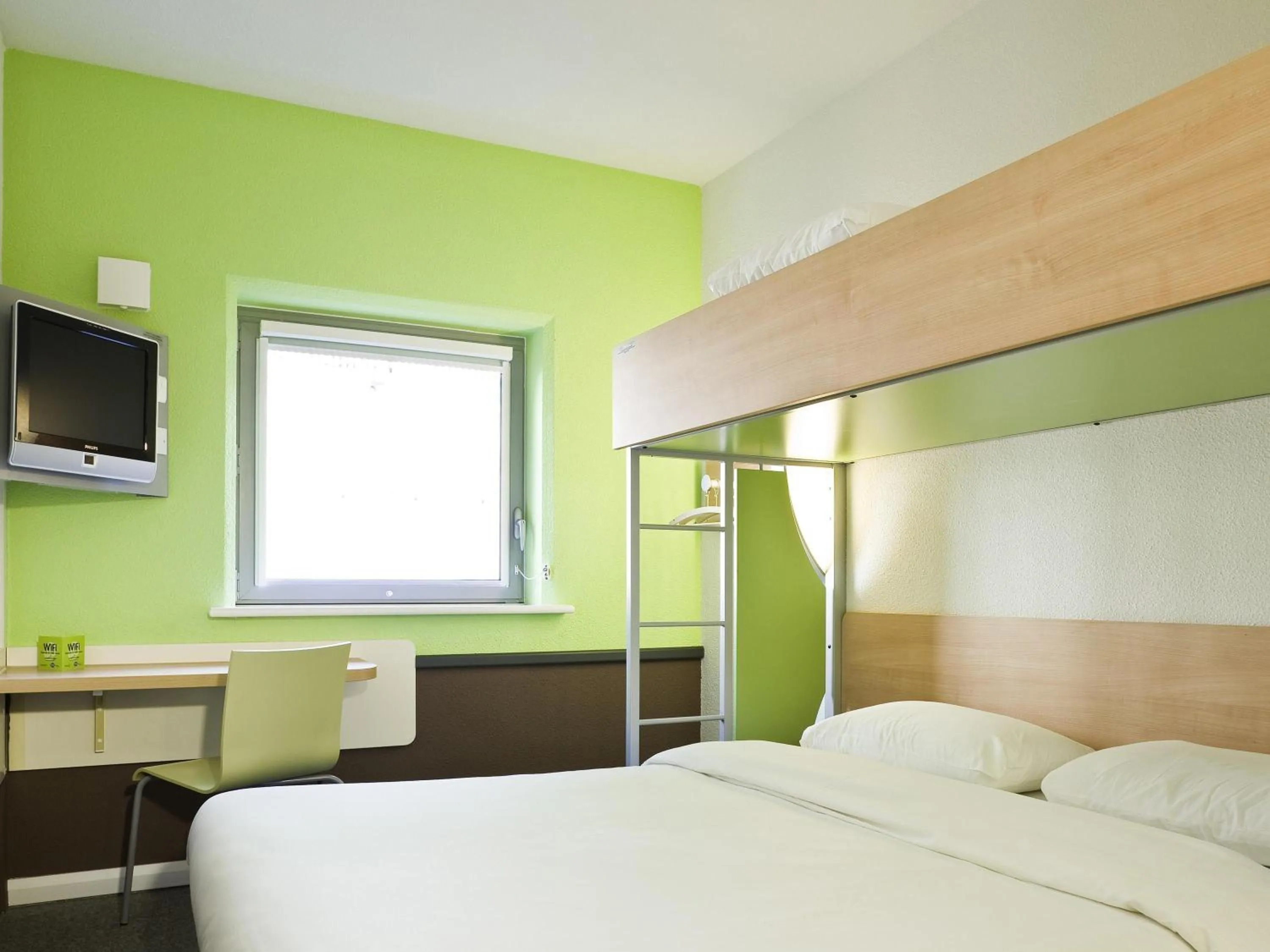 Bedroom, Bed in Ibis Budget Portsmouth