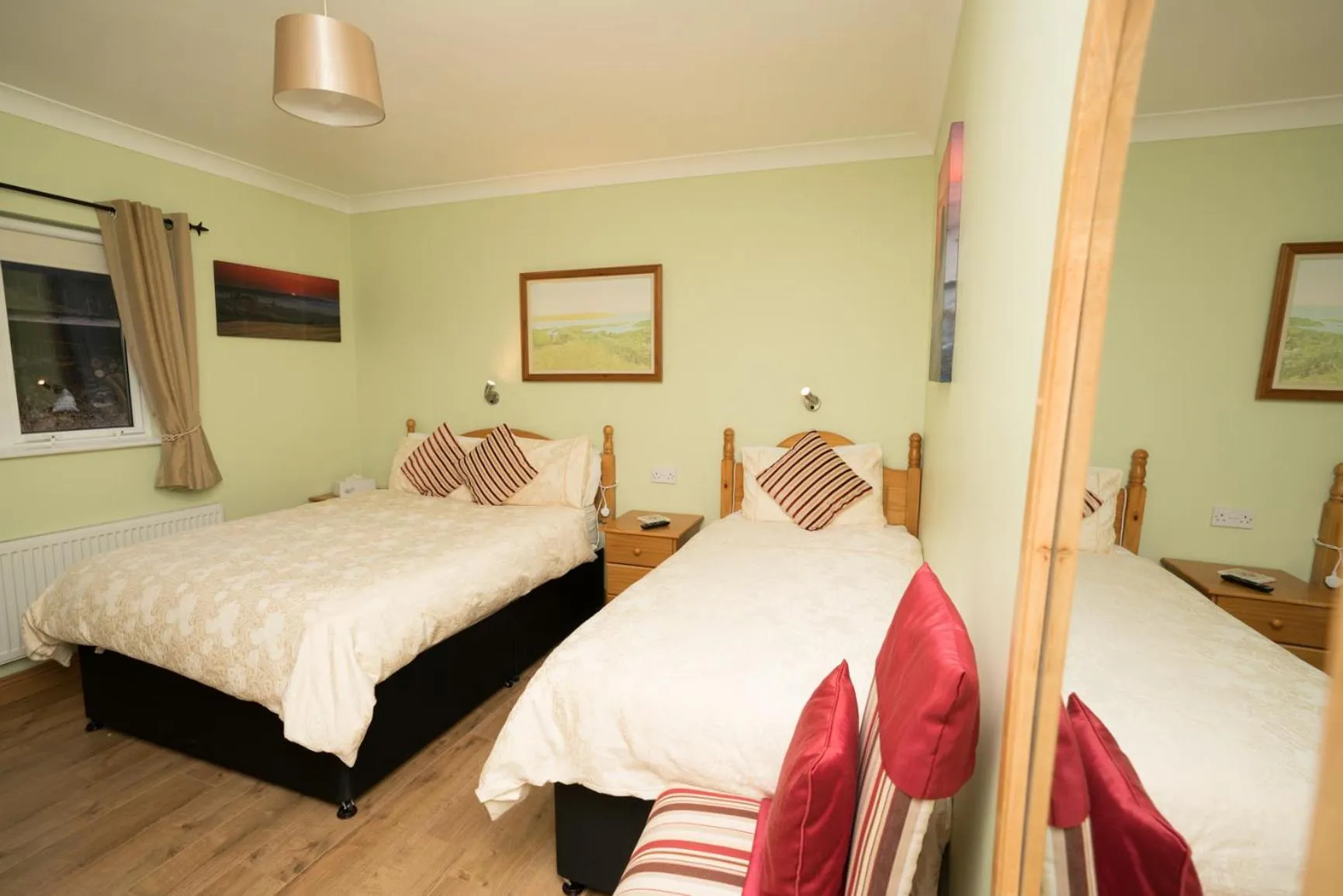 Shower, Bed in The Gap Lodge B&B