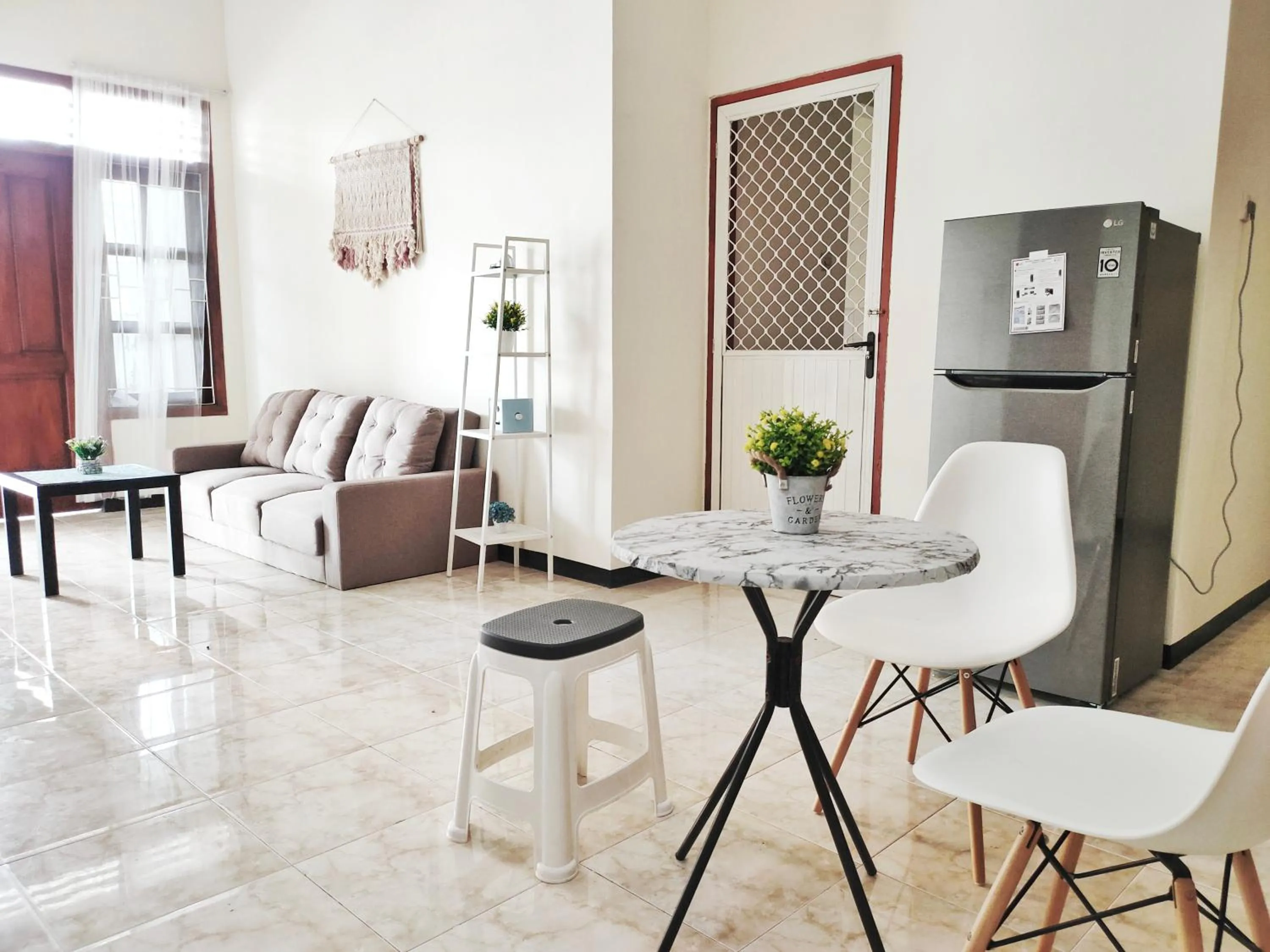 Seating area in Surabaya Homey near ITS Syariah