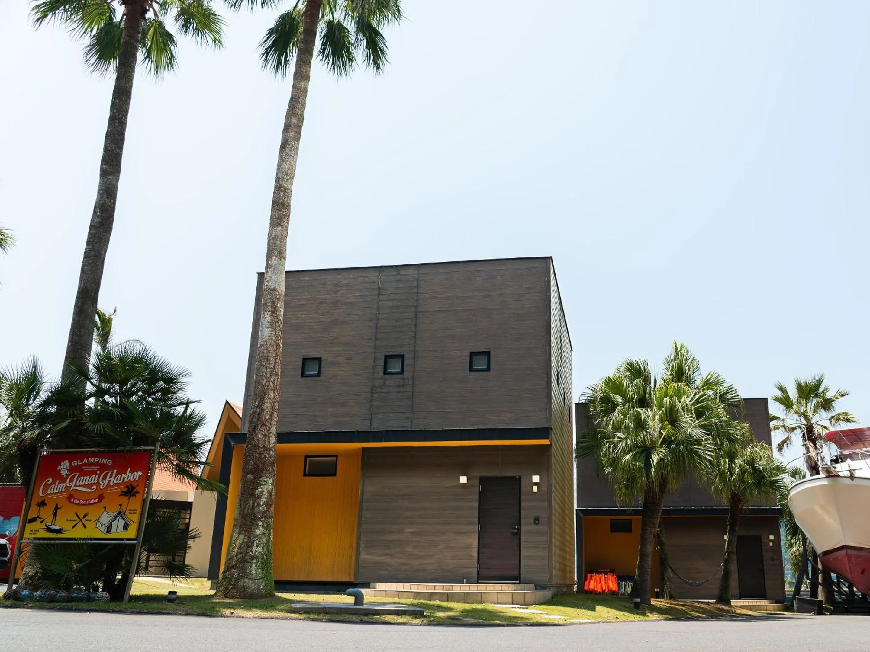 Facade/entrance in Calm Lanai Harbor