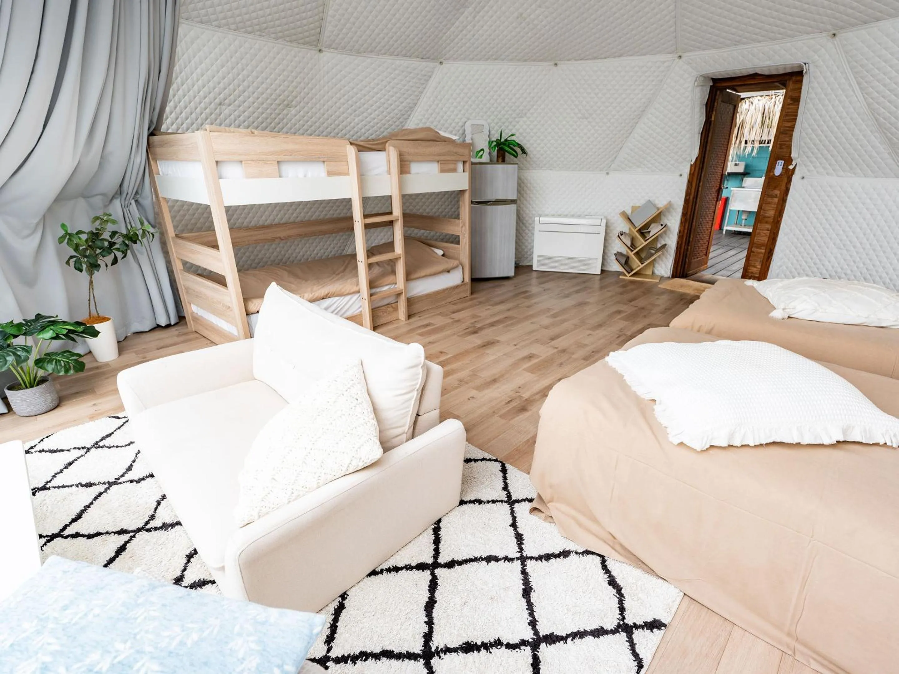 Photo of the whole room, Bed in Calm Lanai Harbor