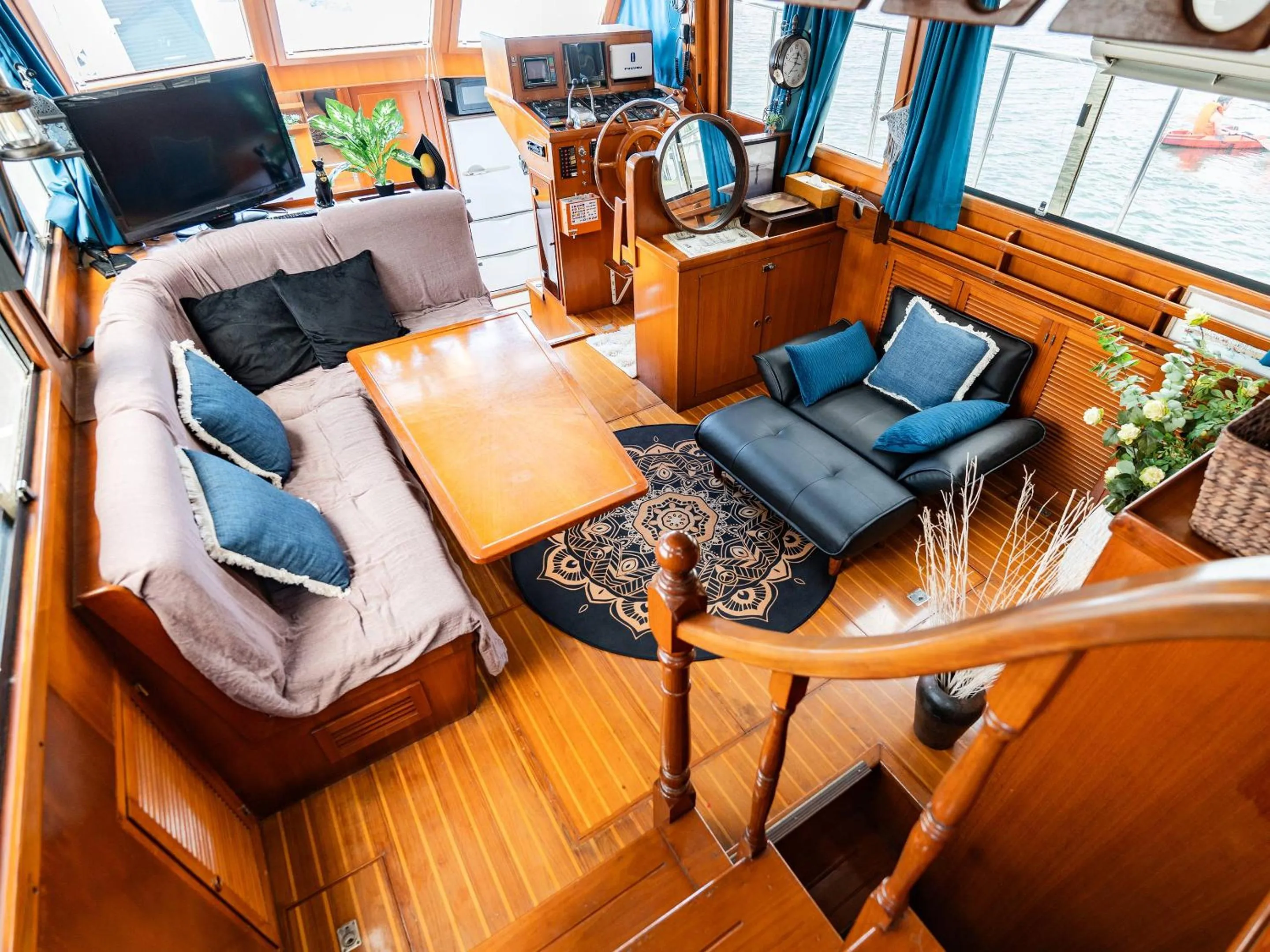 Living room in Calm Lanai Harbor