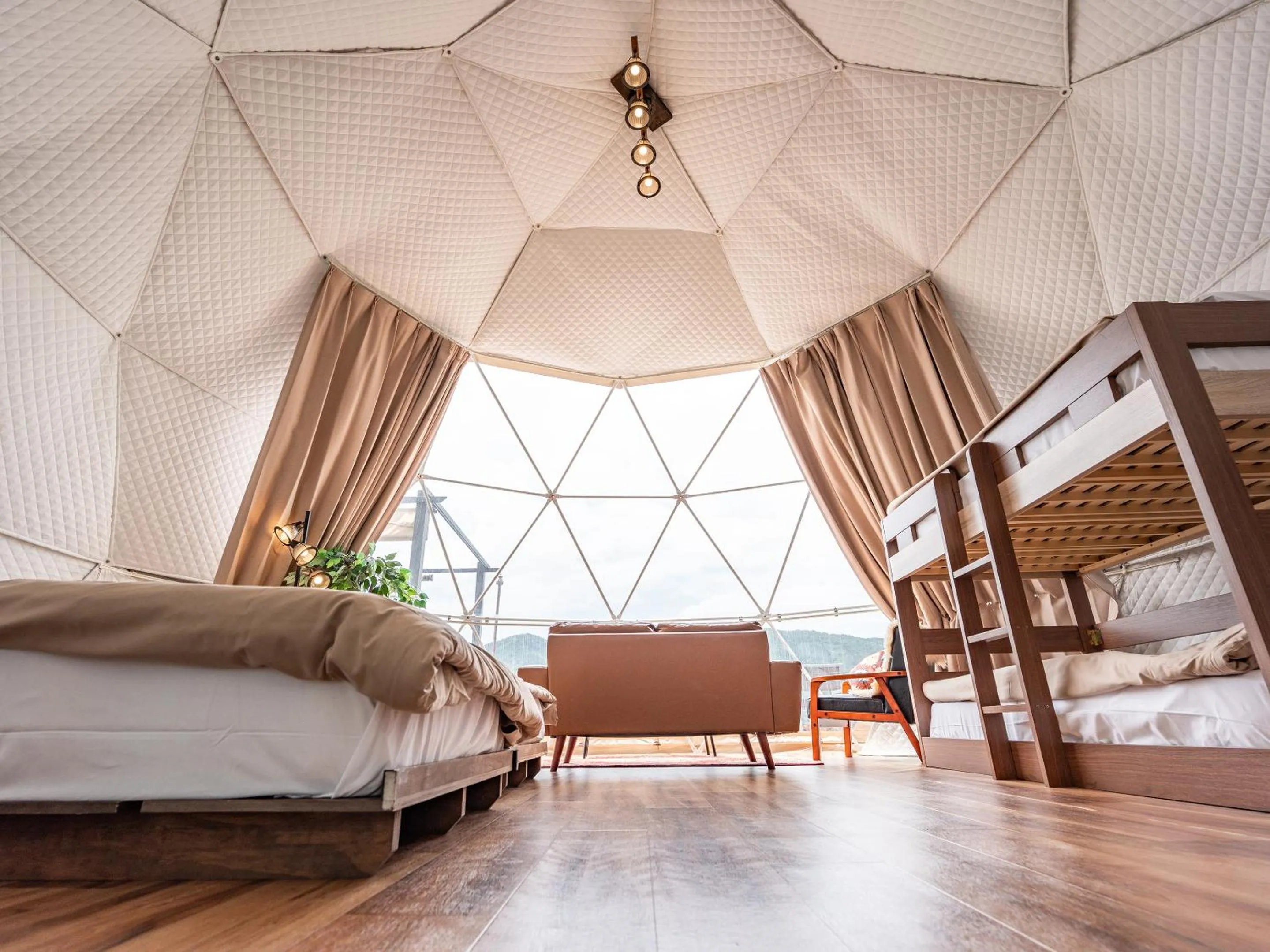 Photo of the whole room, Bed in Calm Lanai Harbor