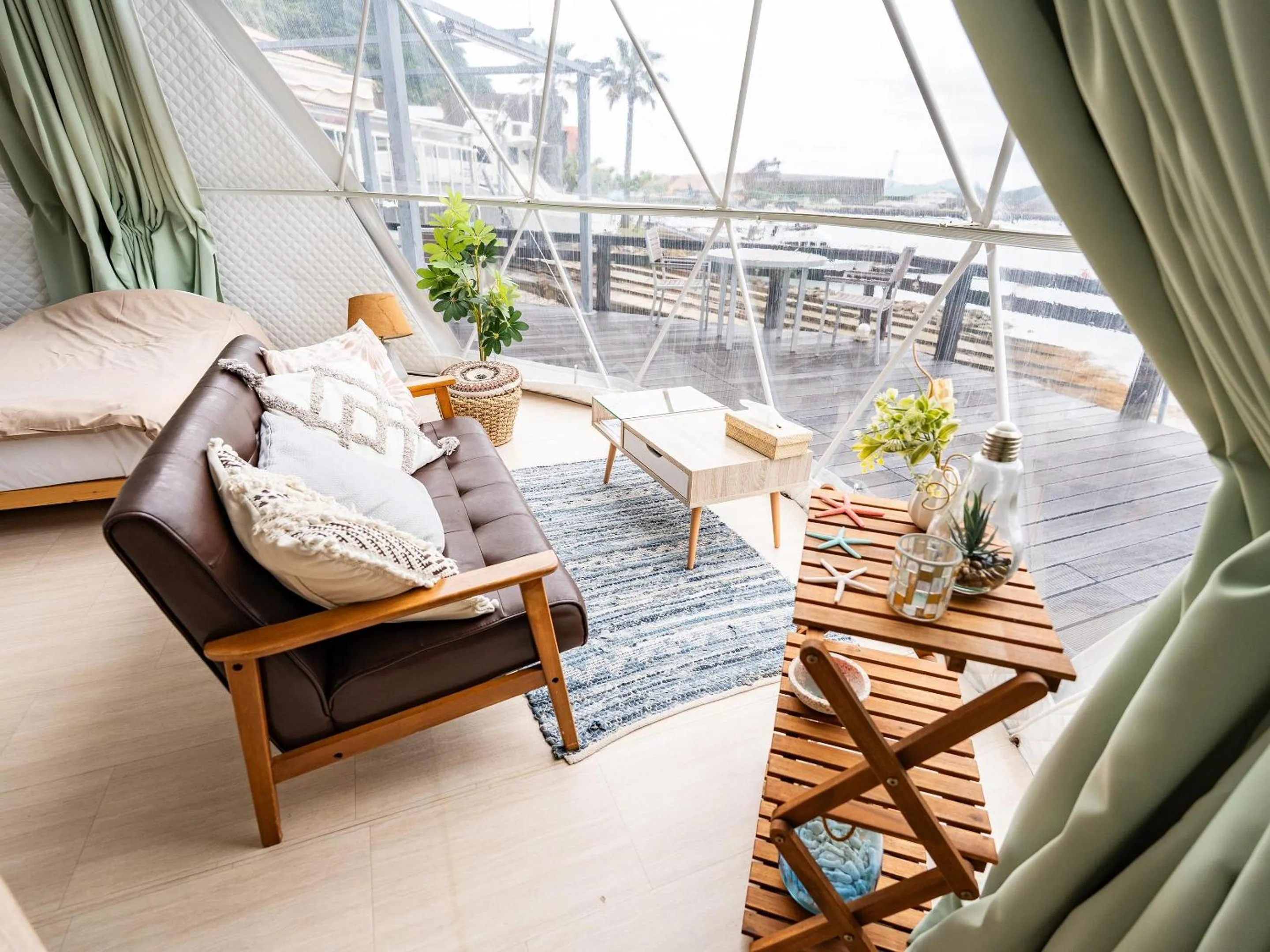 Living room in Calm Lanai Harbor