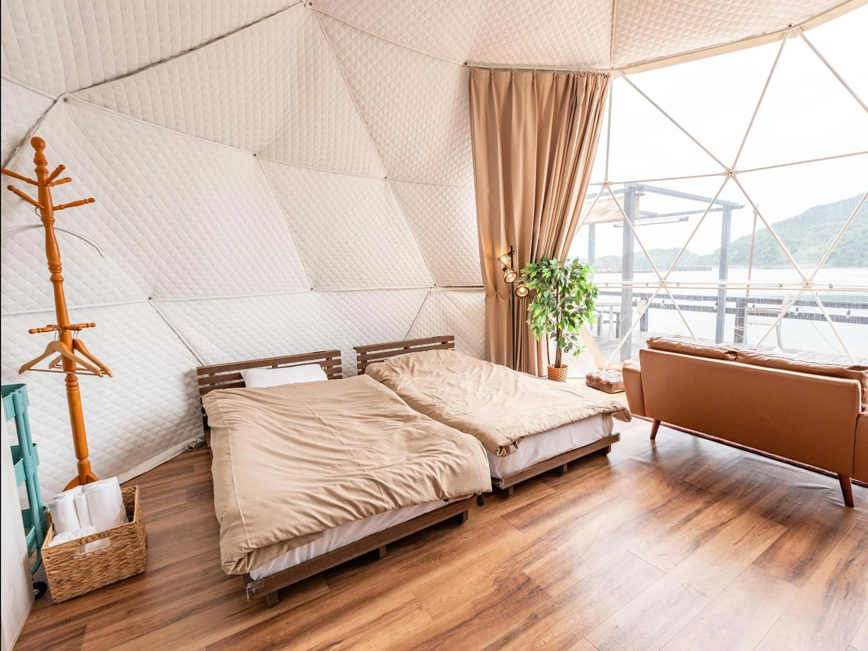 Bed in Calm Lanai Harbor