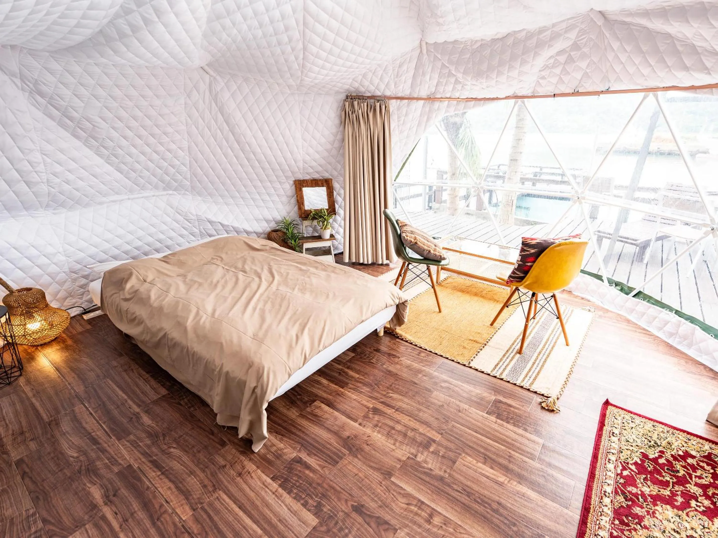 Bed in Calm Lanai Harbor