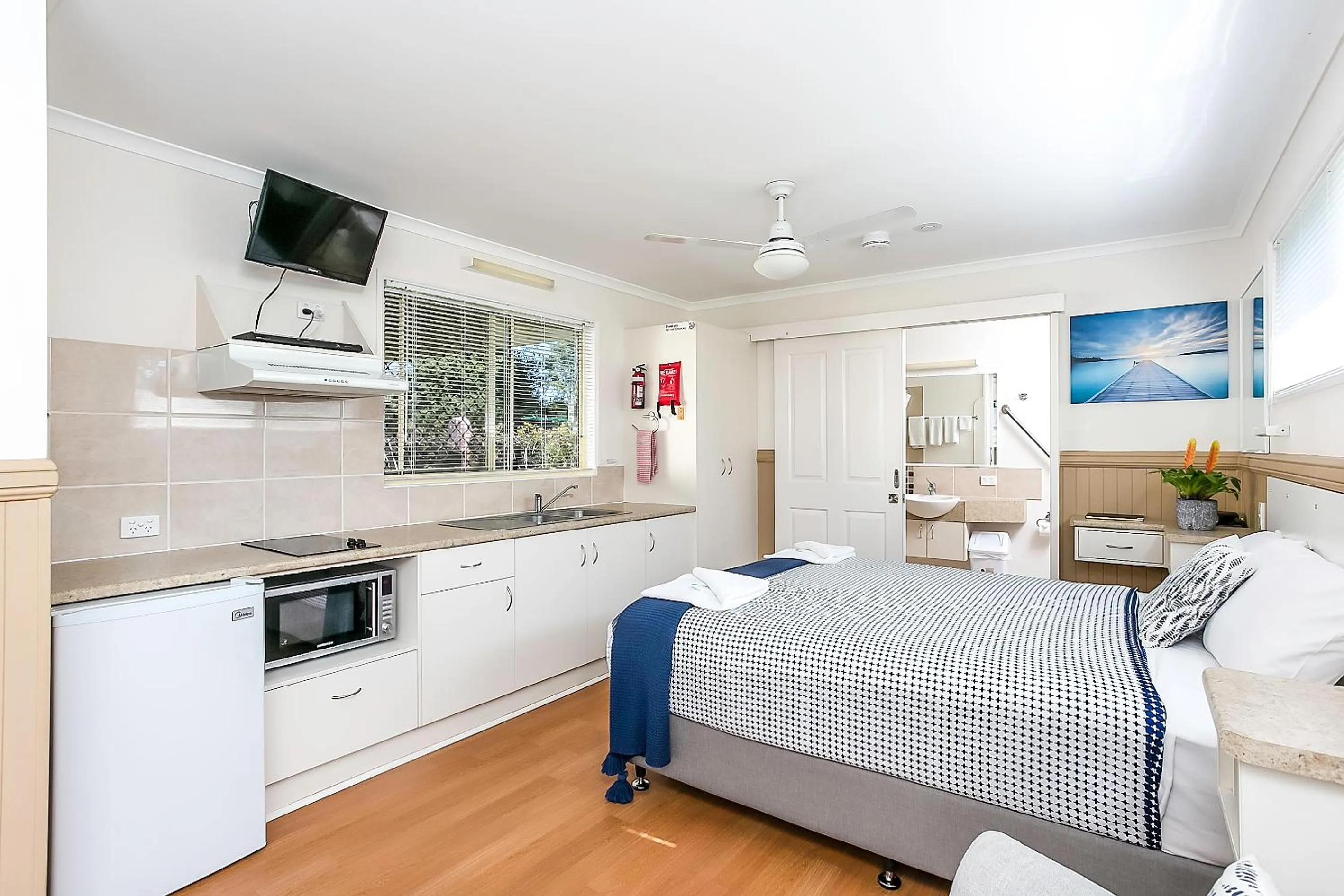 Kitchen or kitchenette, Bed in Tiaro Tourist Stopover