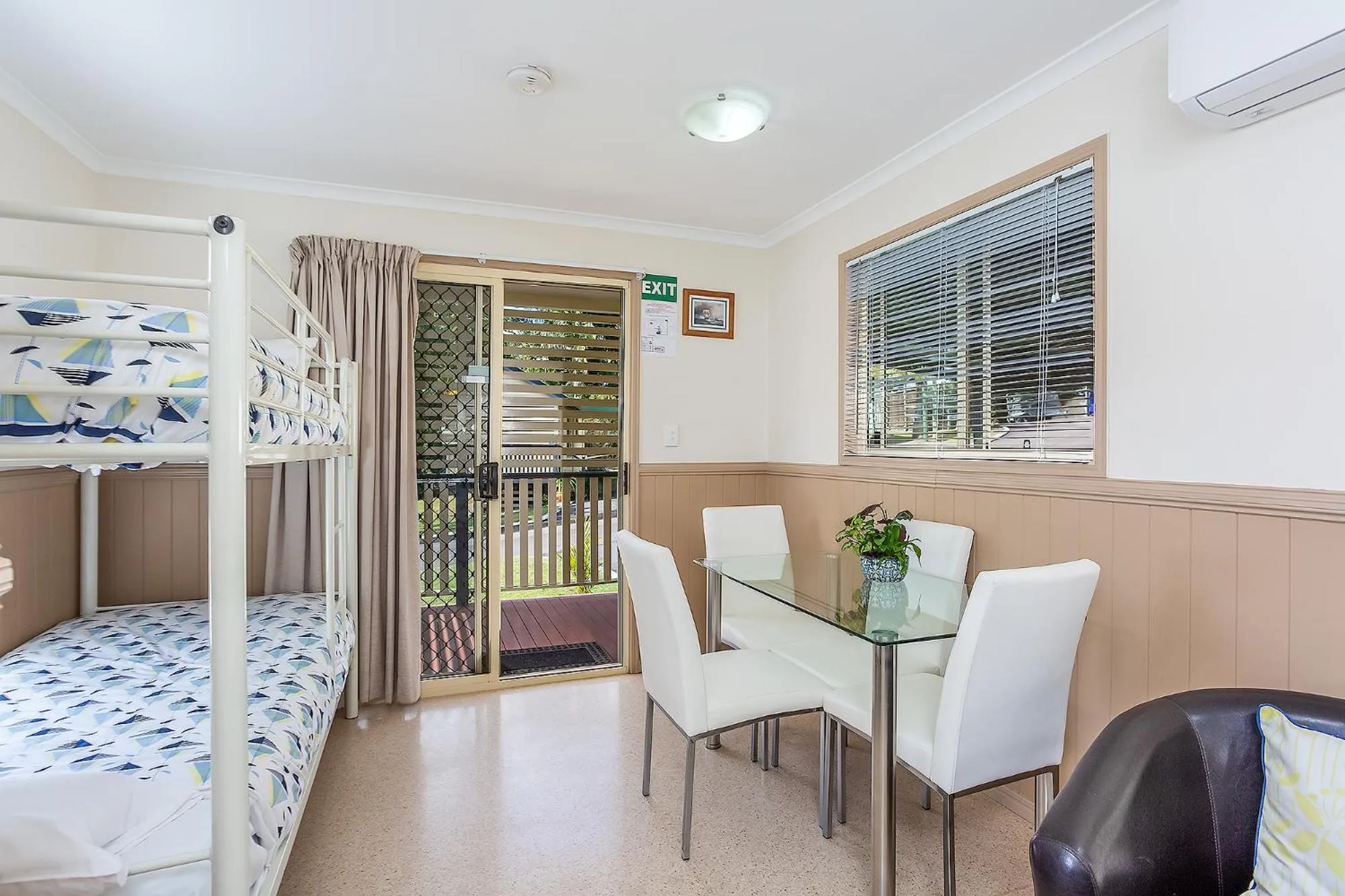 Dining area, Bed in Tiaro Tourist Stopover