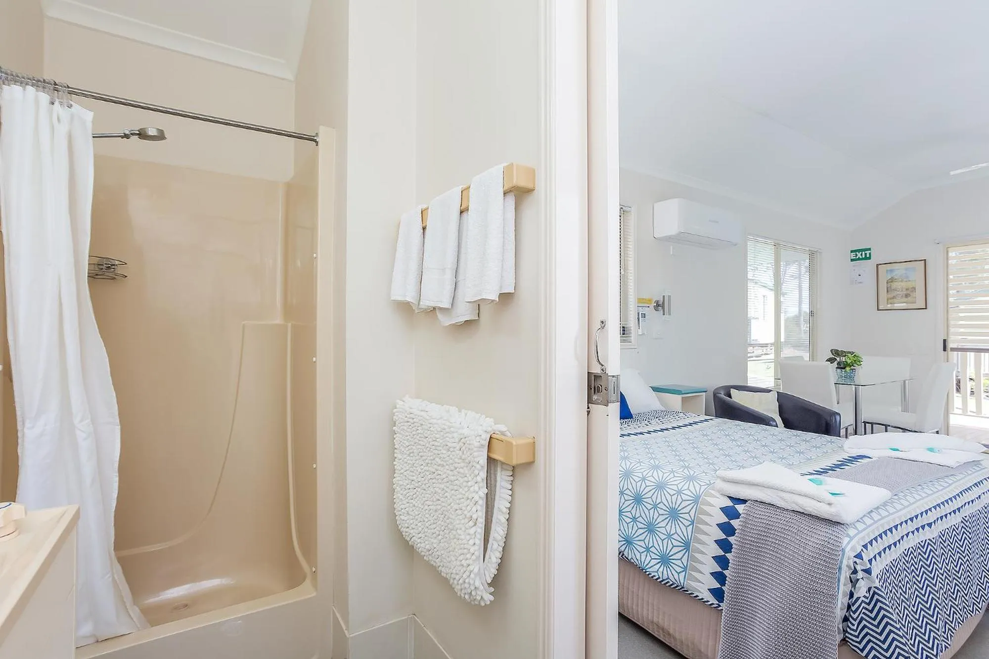 Bathroom, Bed in Tiaro Tourist Stopover