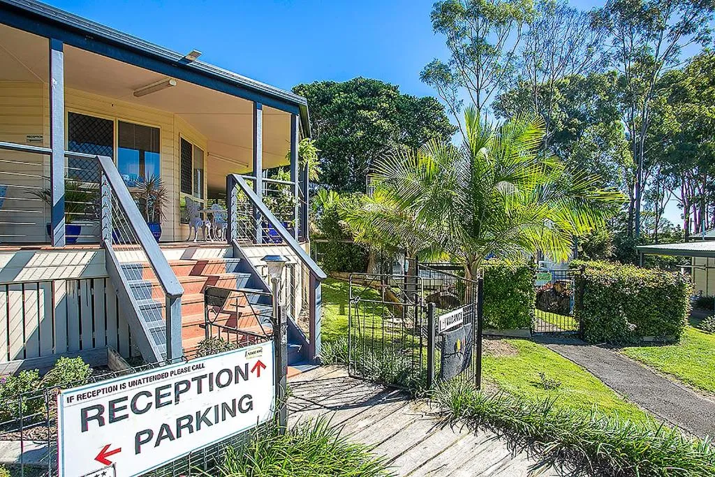 Facade/entrance in Tiaro Tourist Stopover