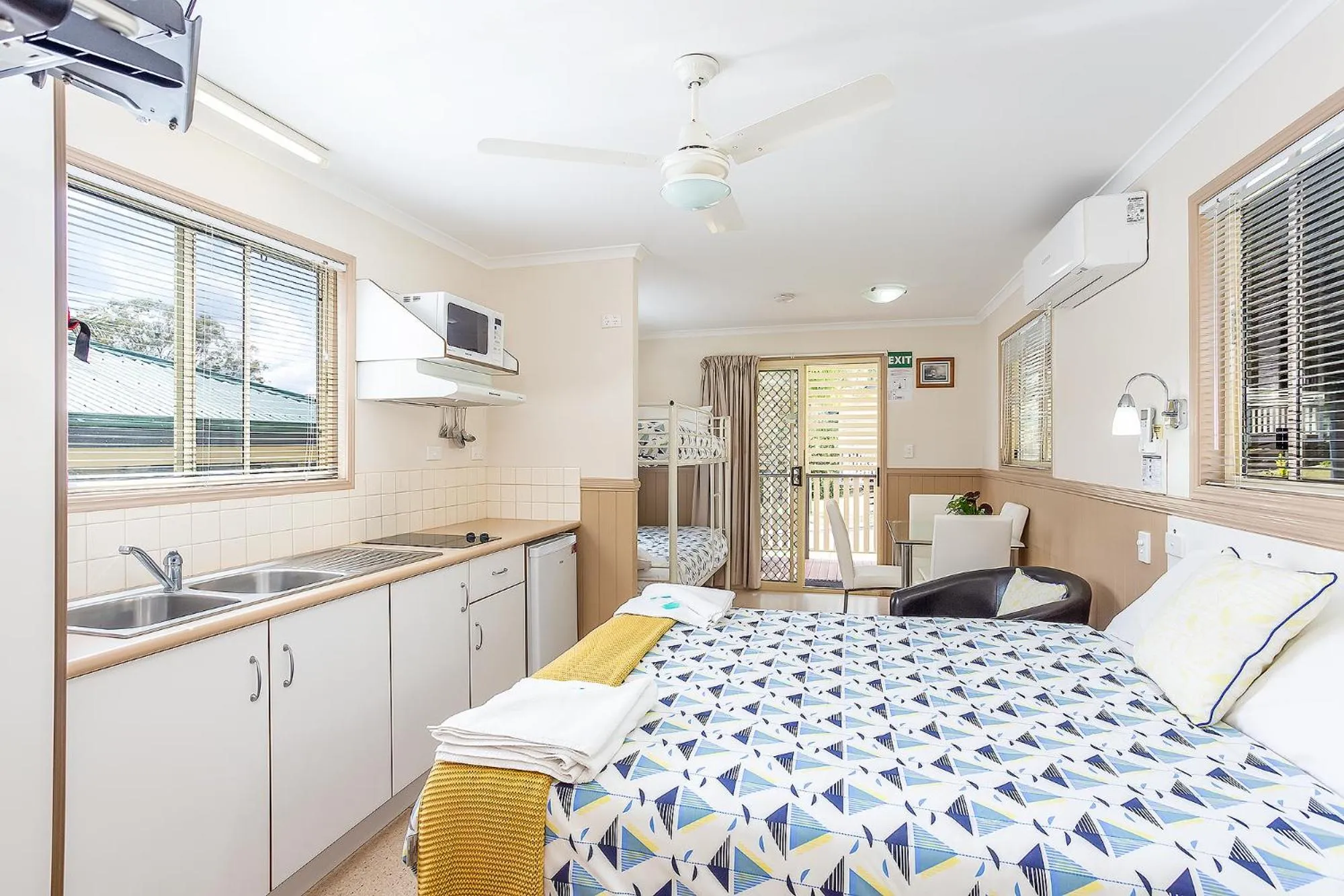Kitchen or kitchenette, Bed in Tiaro Tourist Stopover