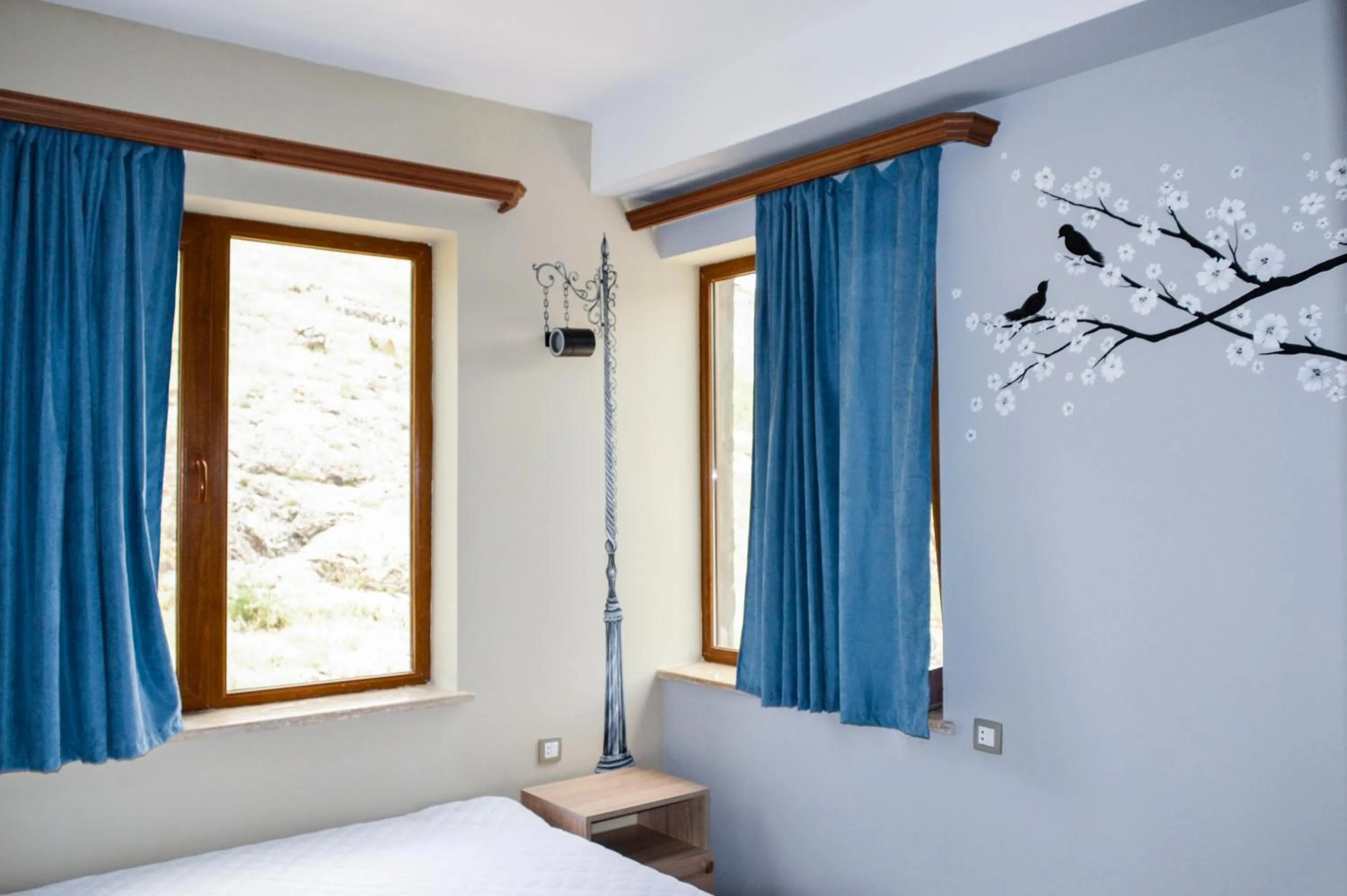 Photo of the whole room, Bed in Alaska Resort