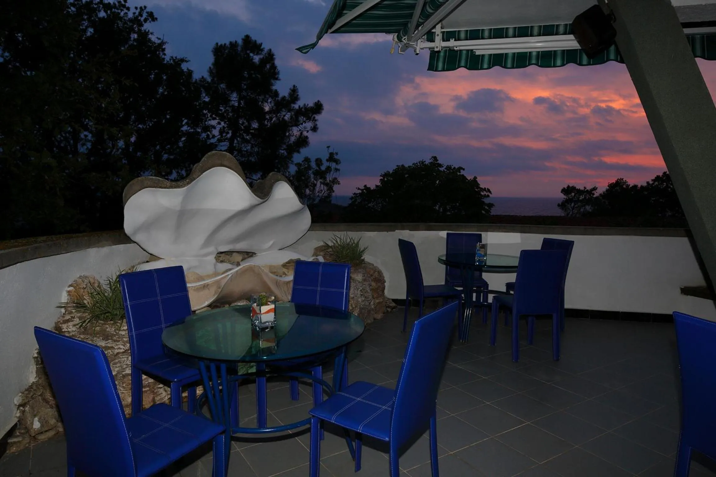 Restaurant/places to eat in Elmar Hotel