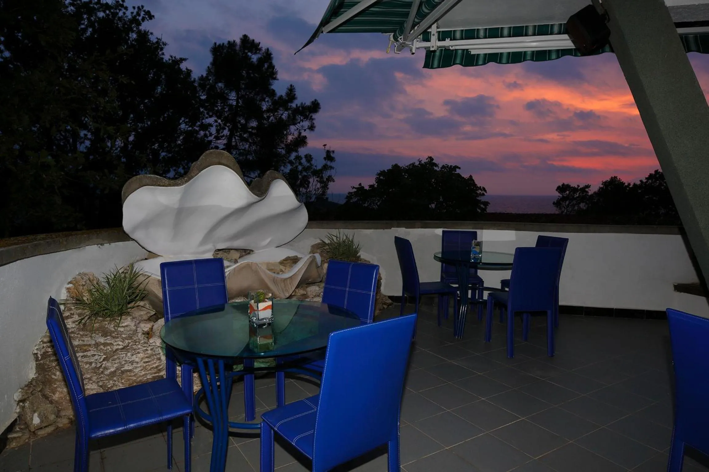 Restaurant/places to eat in Elmar Hotel