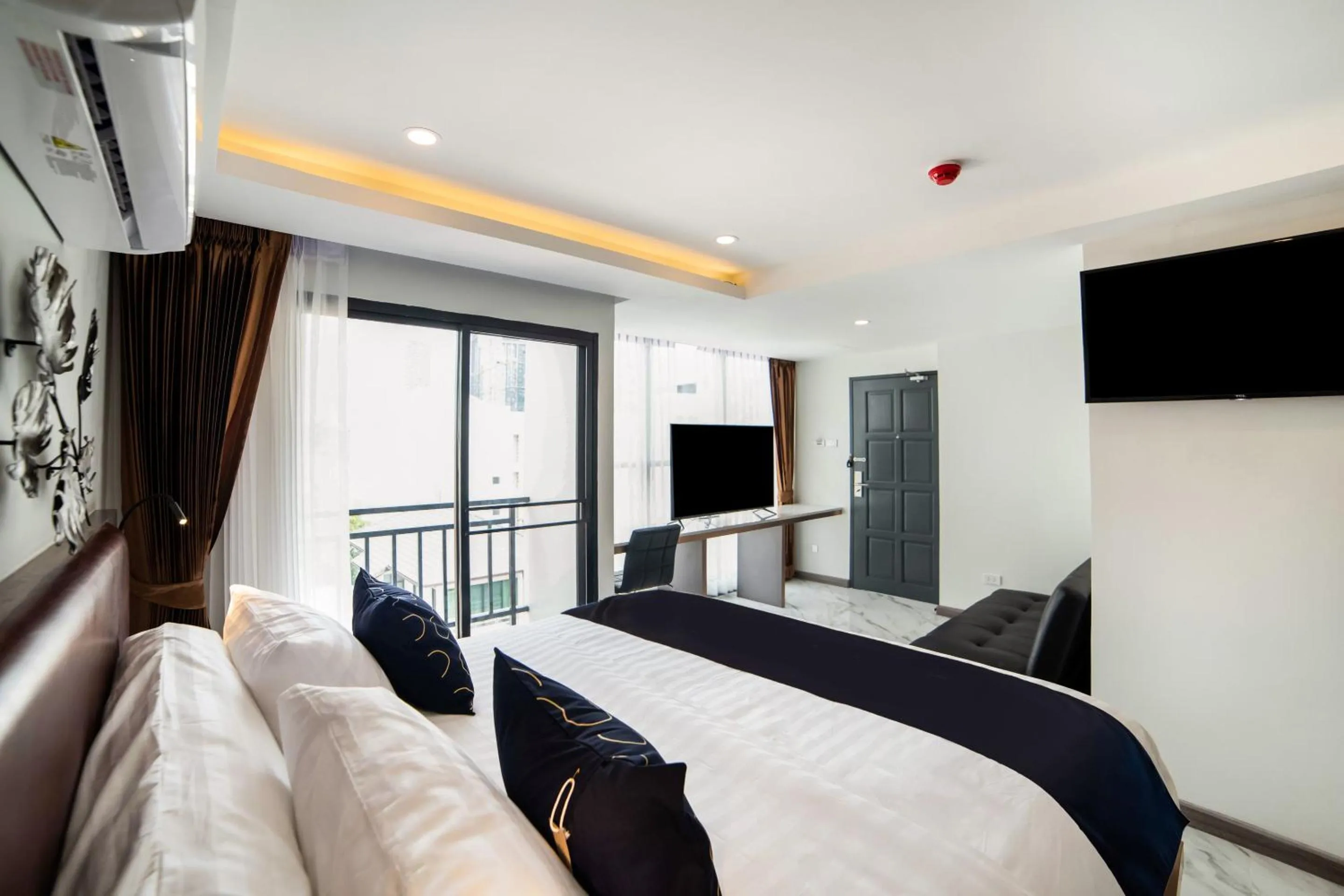 Bed in RoomQuest Sukhumvit36 BTS Thonglor