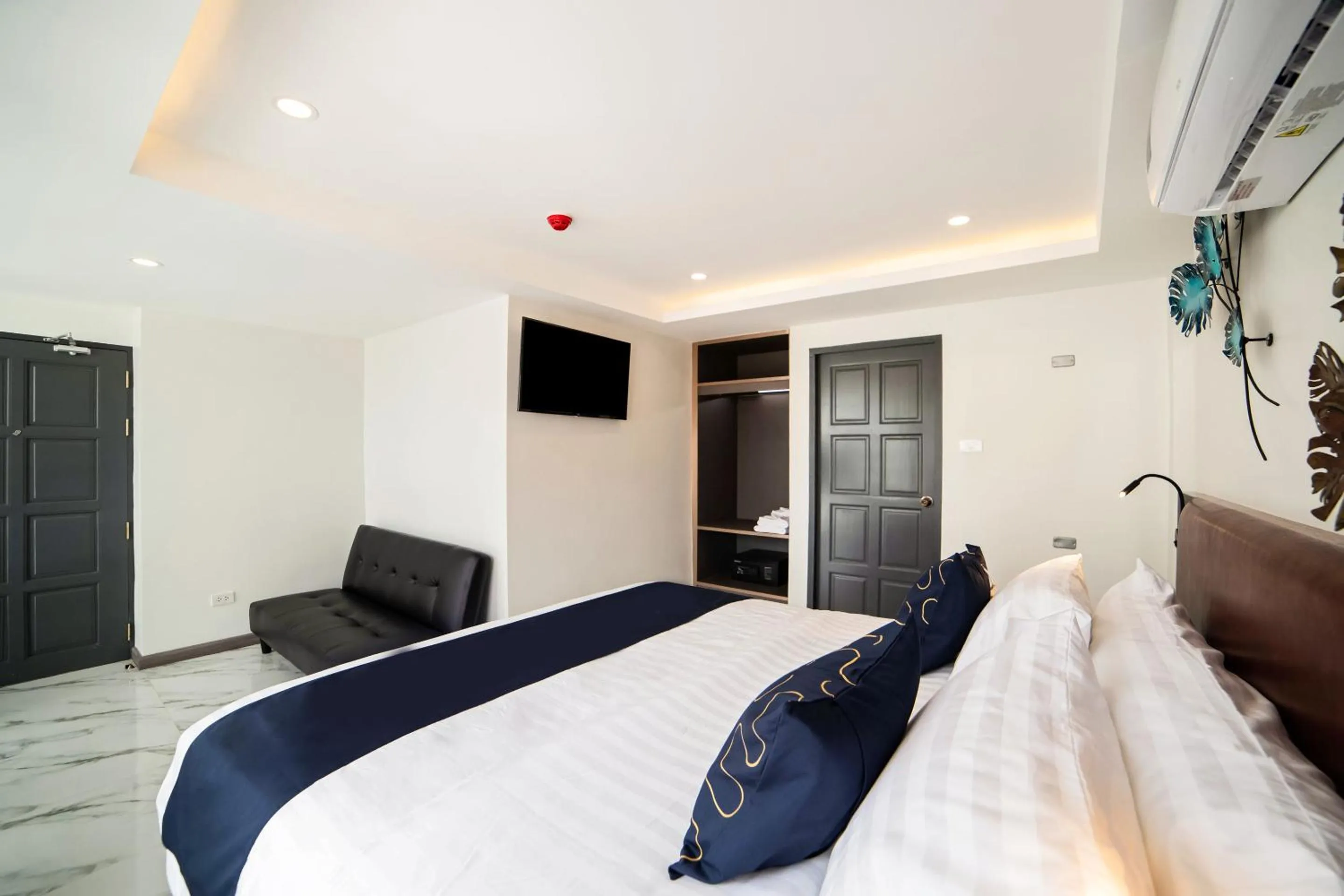 Bed in RoomQuest Sukhumvit36 BTS Thonglor