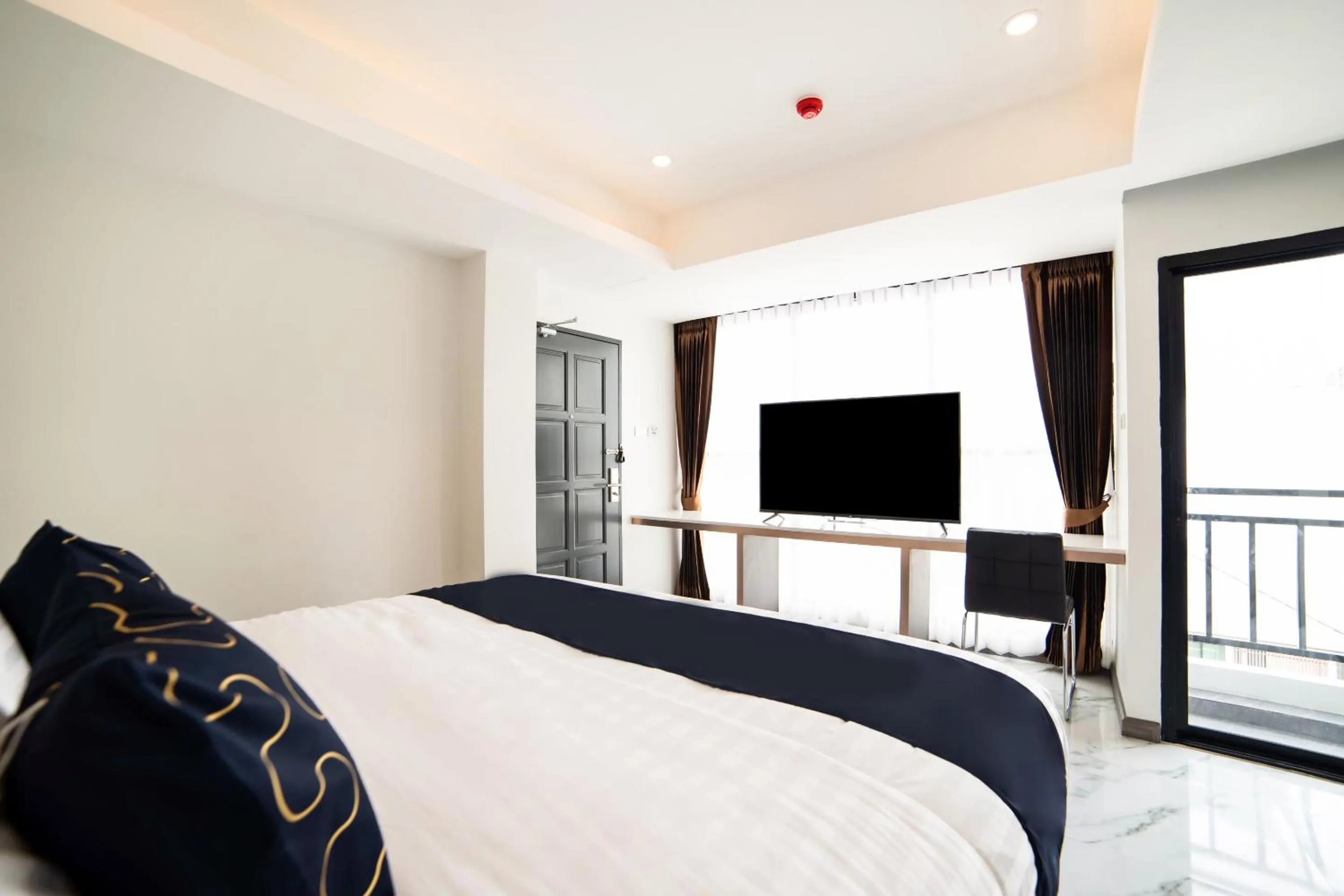 Bed in RoomQuest Sukhumvit36 BTS Thonglor