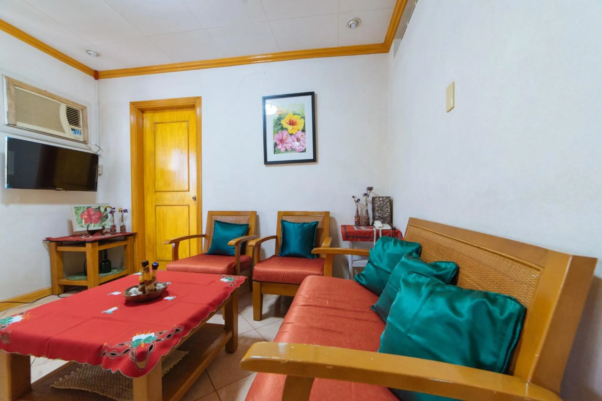 Communal lounge/ TV room in RedDoorz @ Arimbay Legazpi City