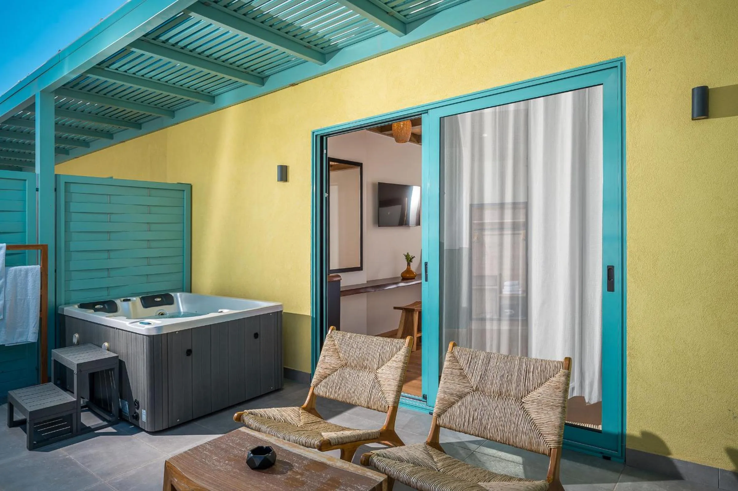 Hot Tub in Artion Boutique by Enorme