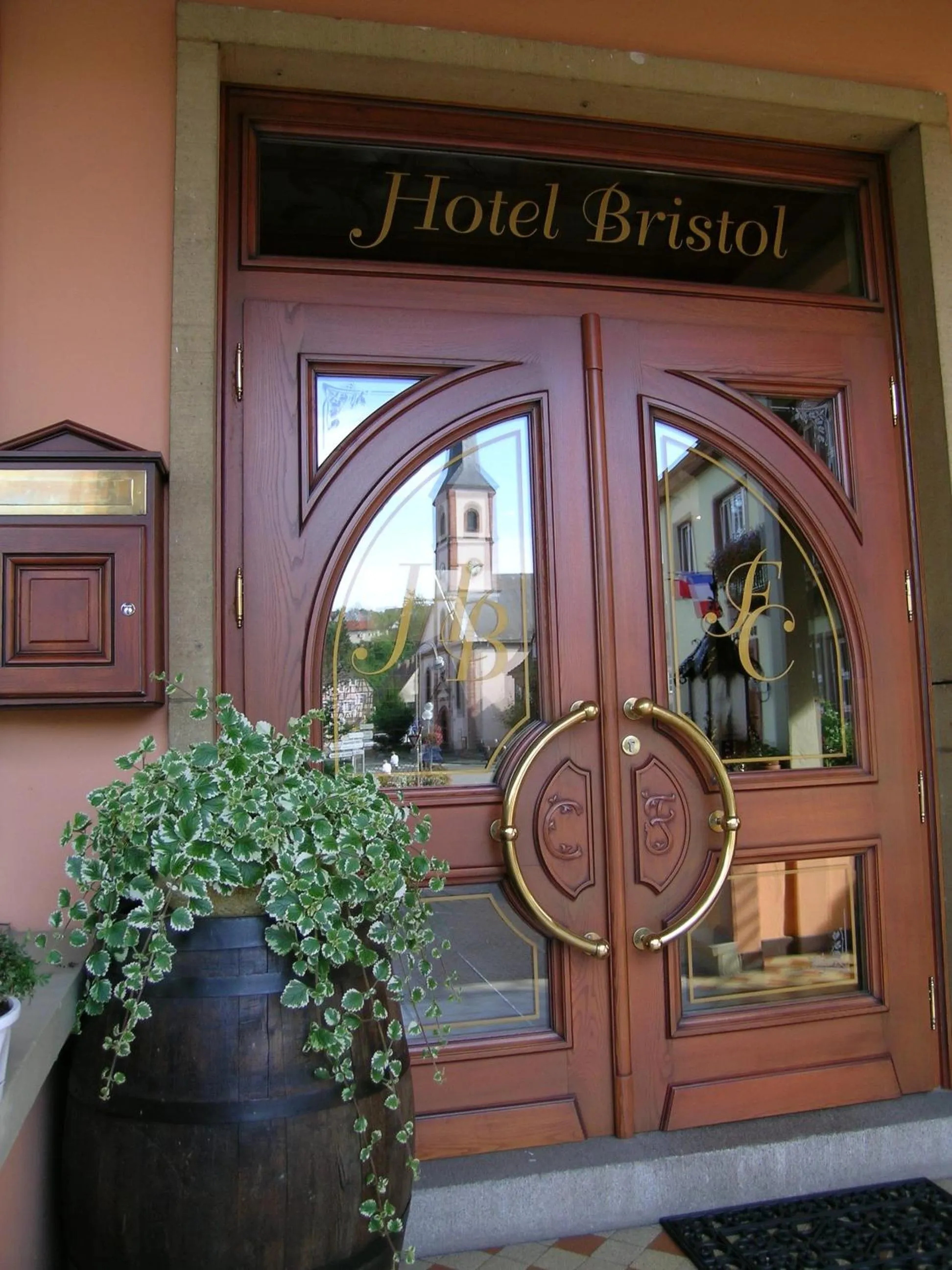 Facade/entrance in Hôtel Restaurant Le Bristol