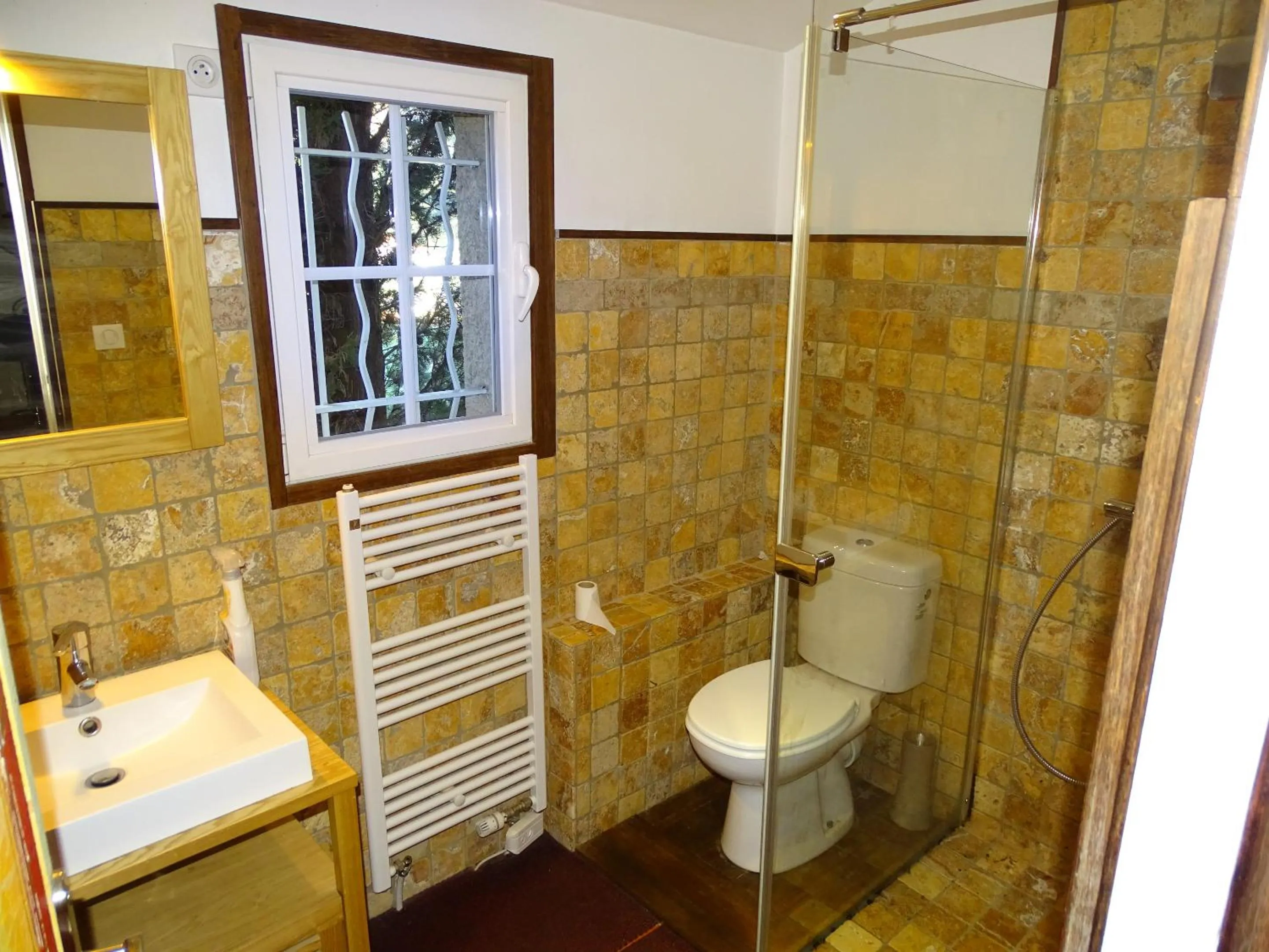 Bathroom in baraveou home in nature