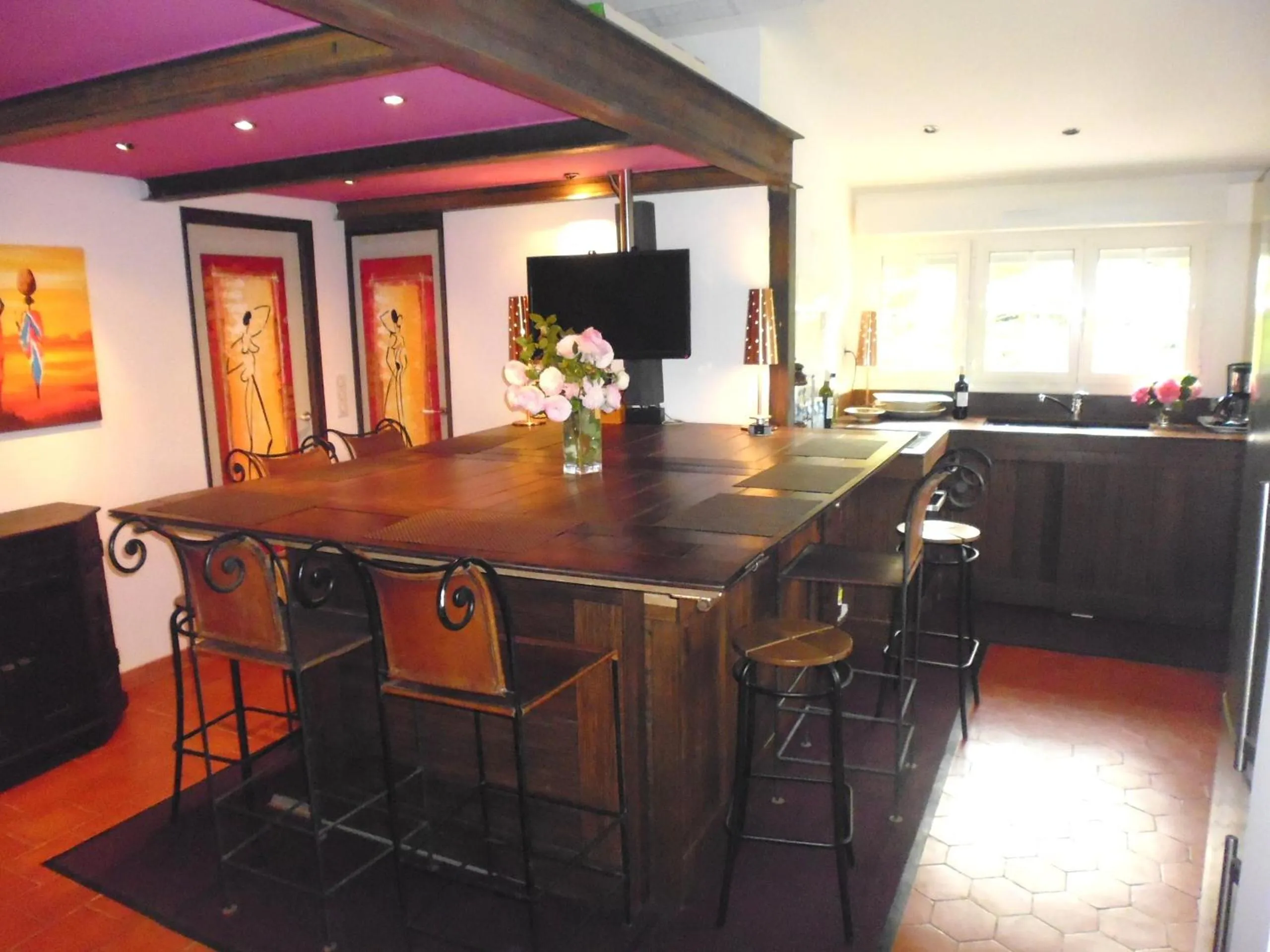 Dining area in baraveou home in nature