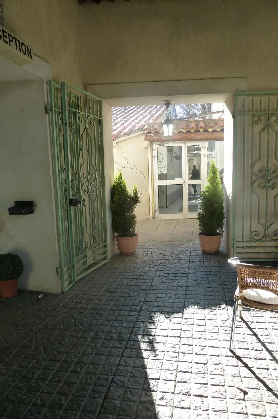 Patio in Hôtel Restaurant Le Commerce