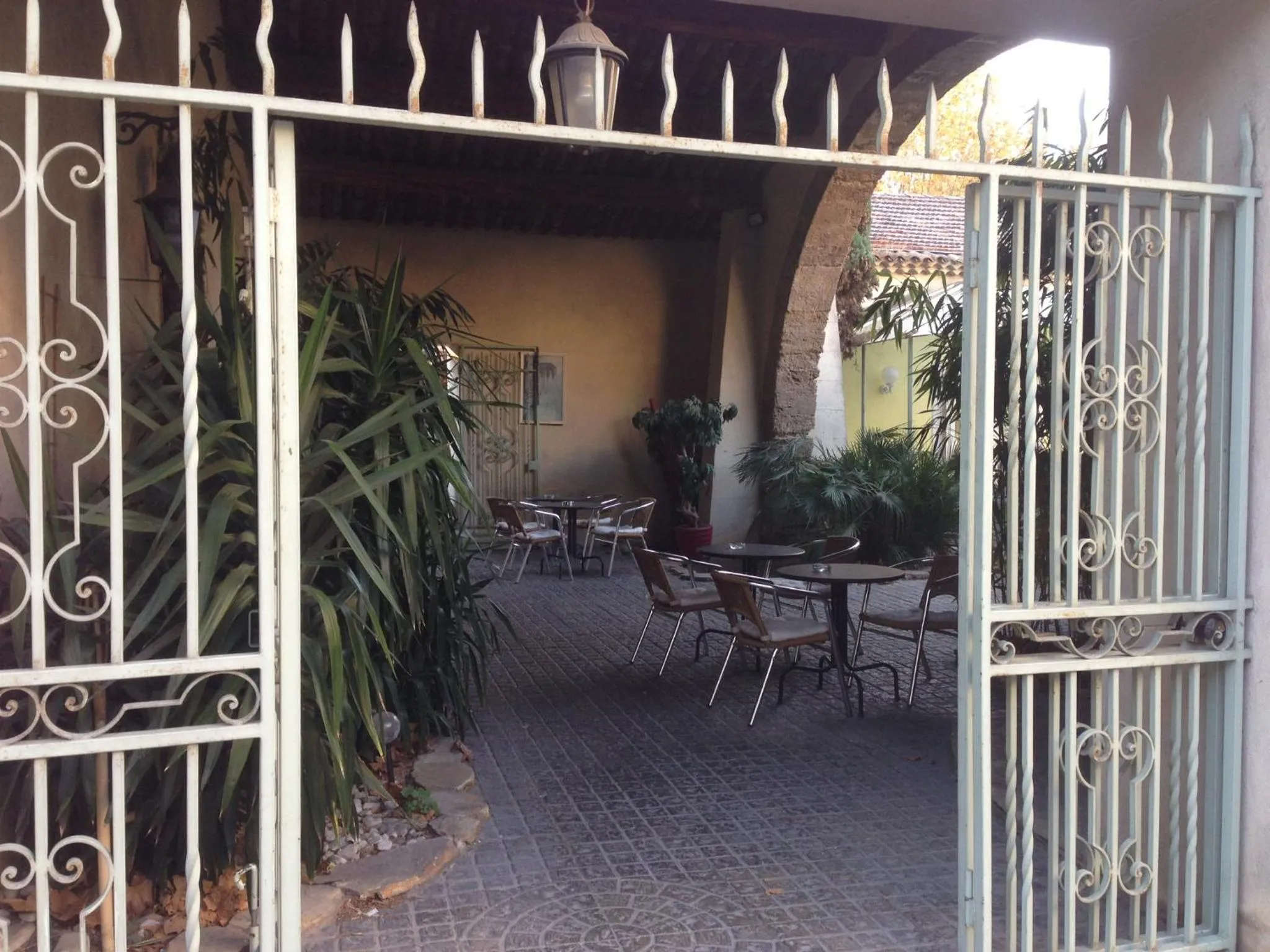 Patio in Hôtel Restaurant Le Commerce