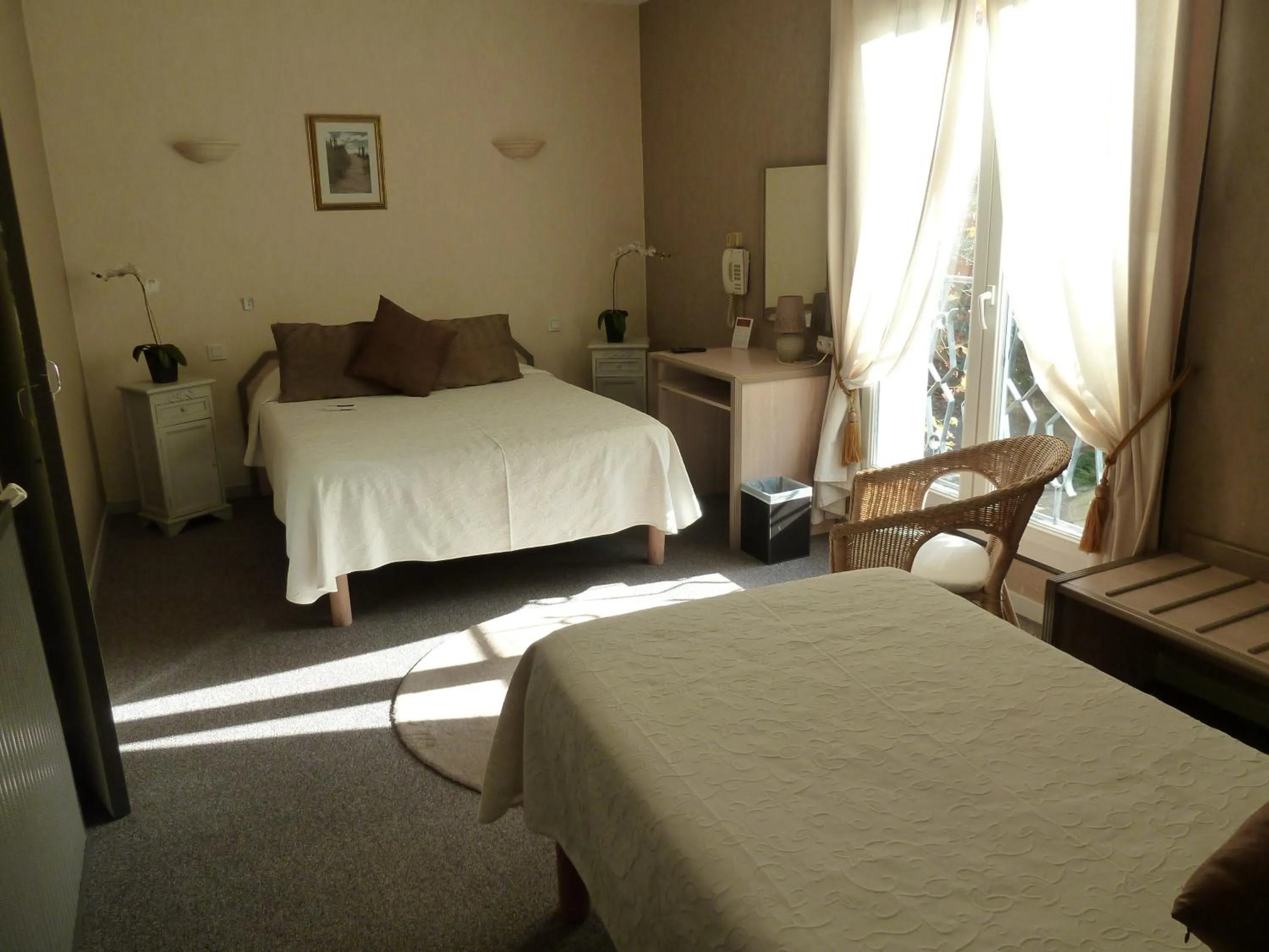 Photo of the whole room in Hôtel Restaurant Le Commerce