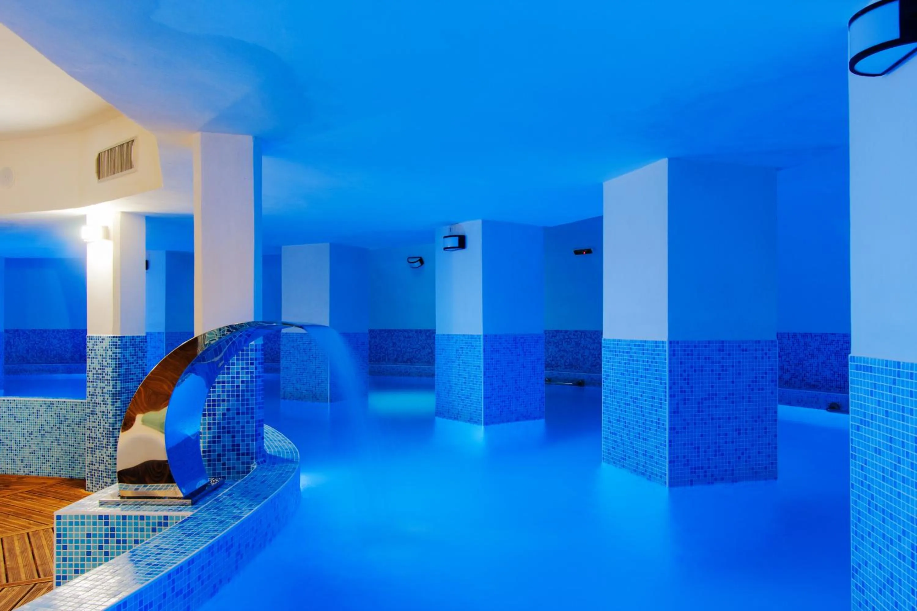 Swimming pool in Hotel Palace