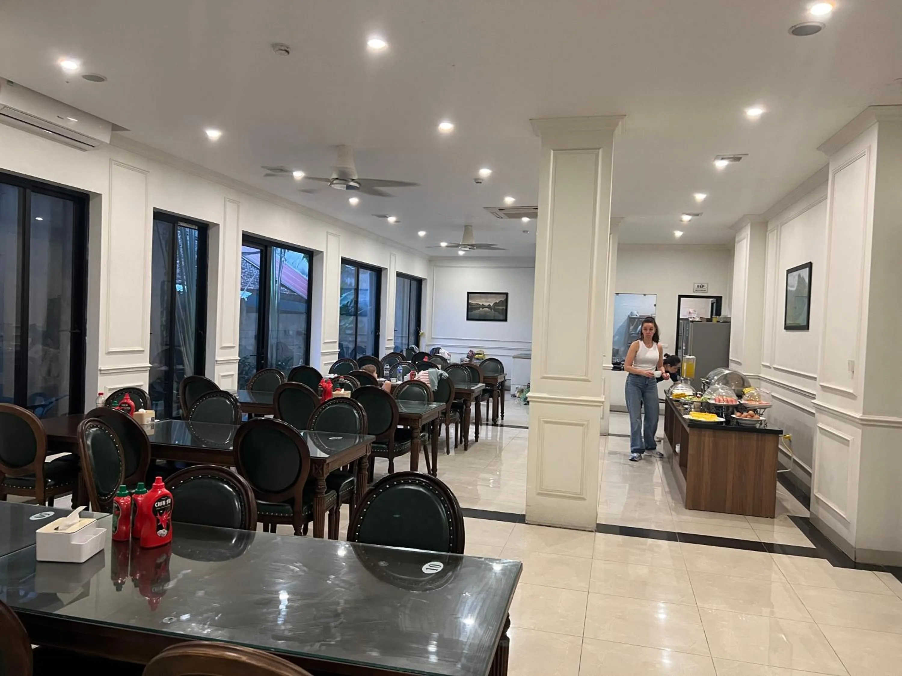 Restaurant/places to eat in Paragon House and Residence