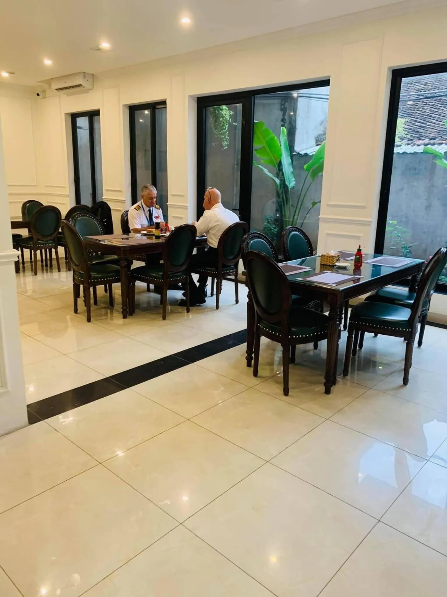 Restaurant/places to eat in Paragon House and Residence