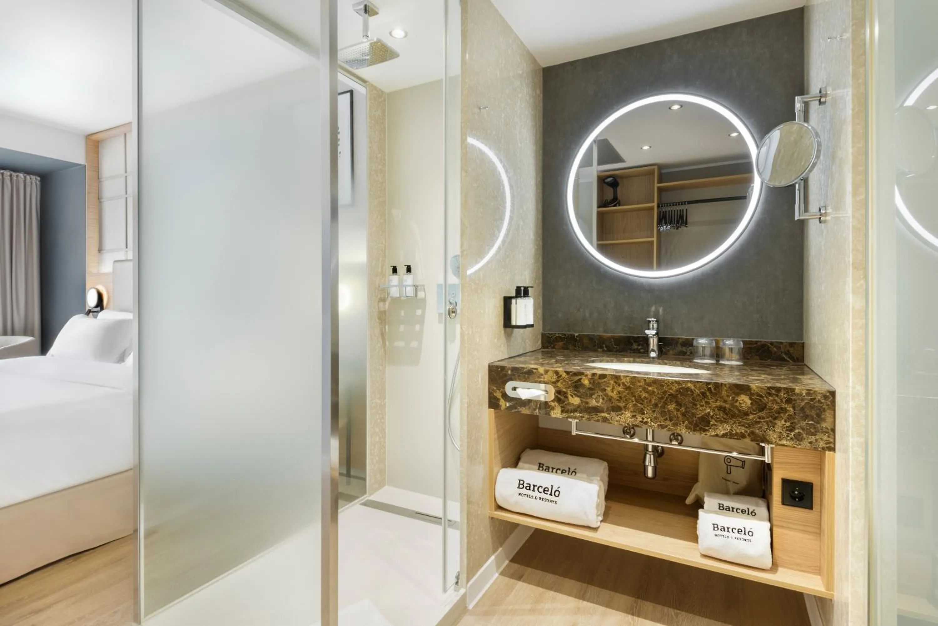 Shower, Bed in Barceló Dresden Newa