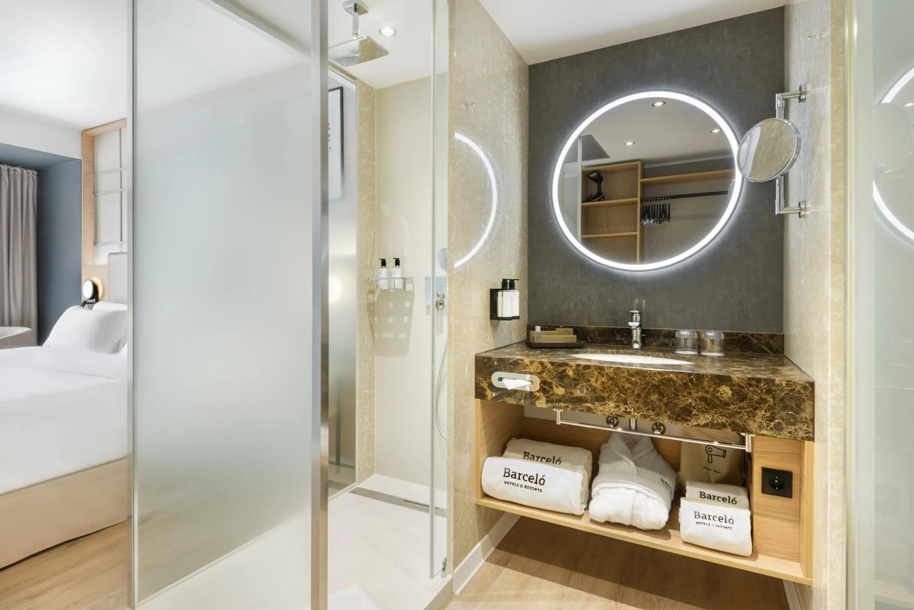 Shower, Bed in Barceló Dresden Newa