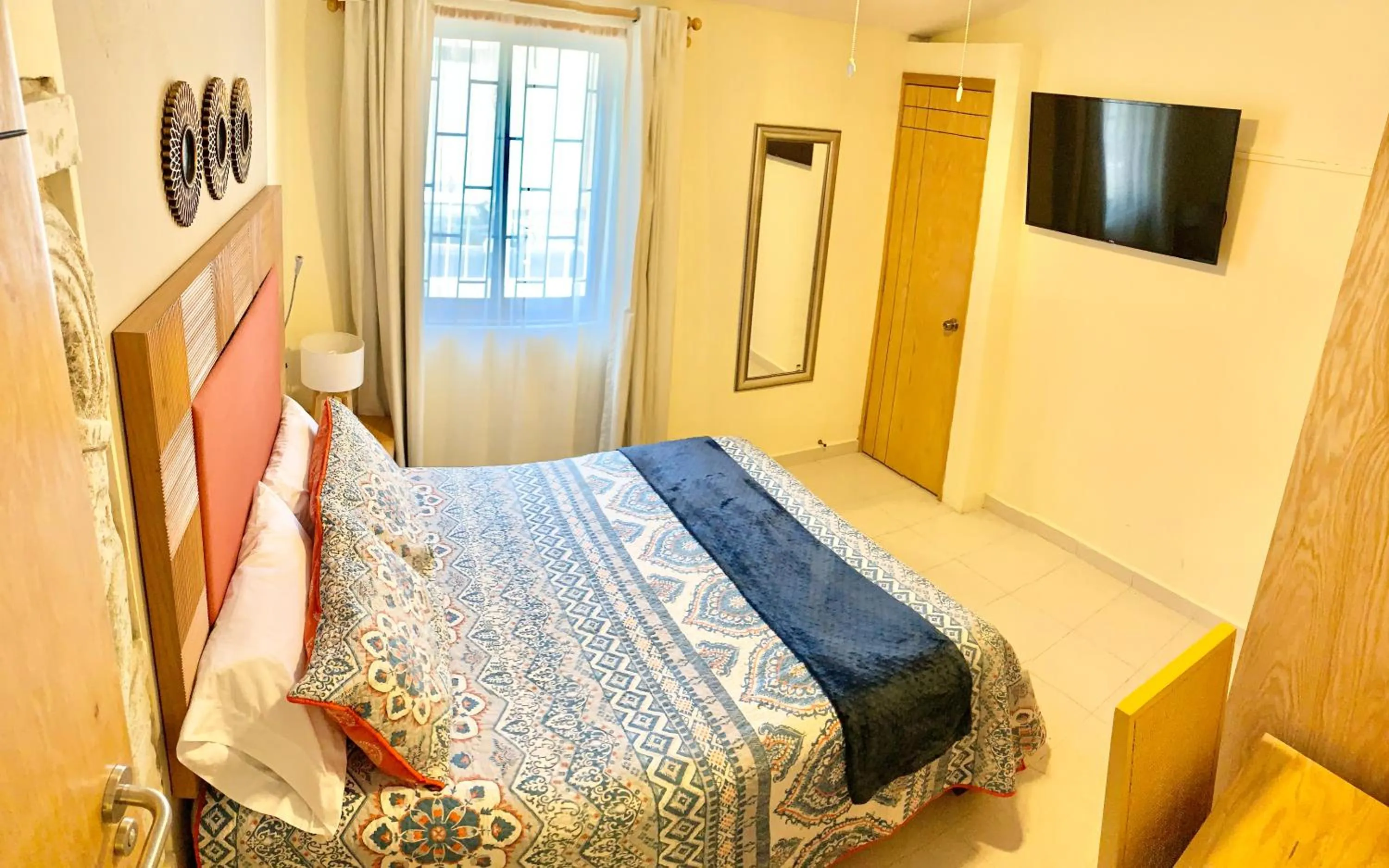 Communal lounge/ TV room in La Casa de los Alcatraces