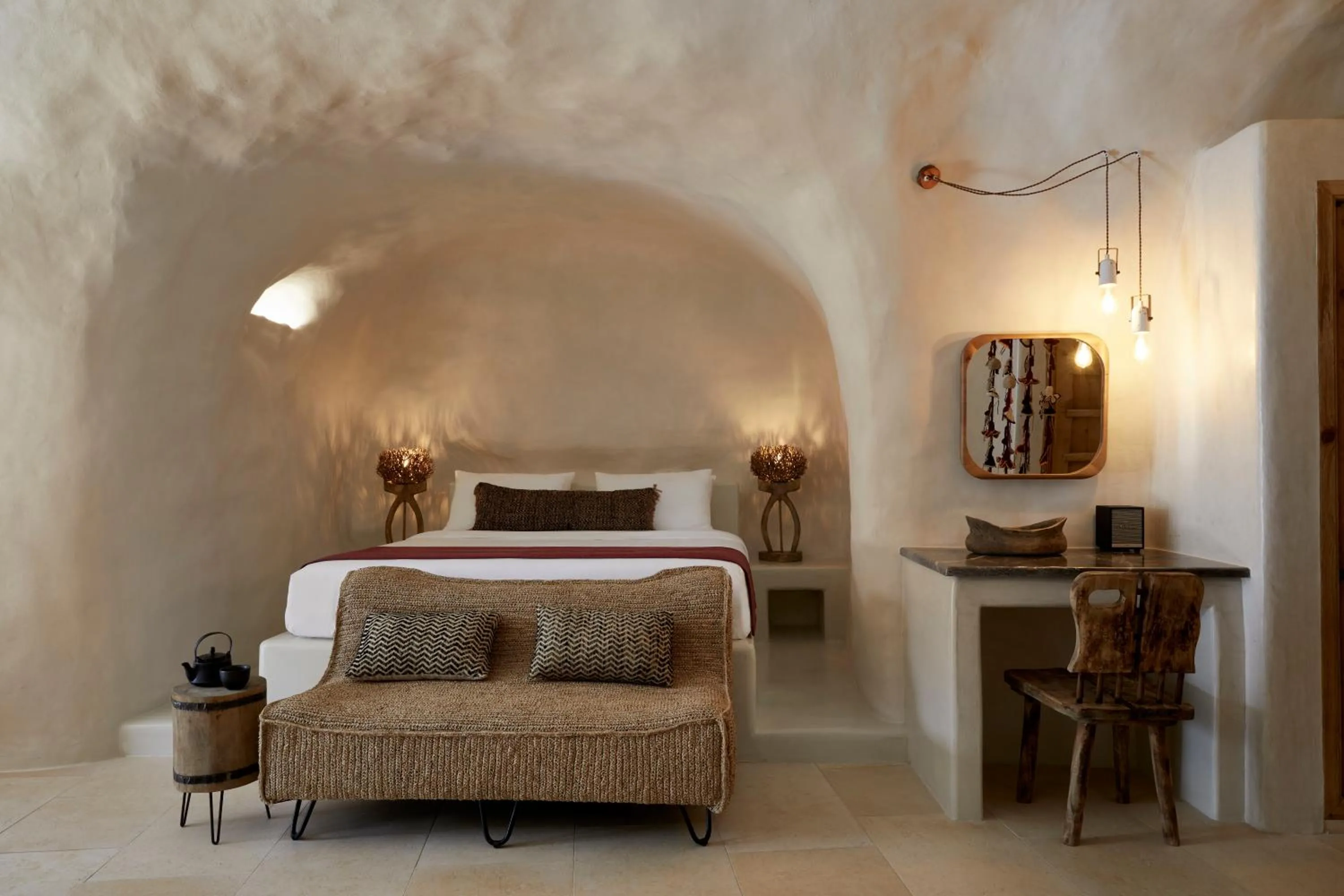 Bed in White Pearl Cavalieri