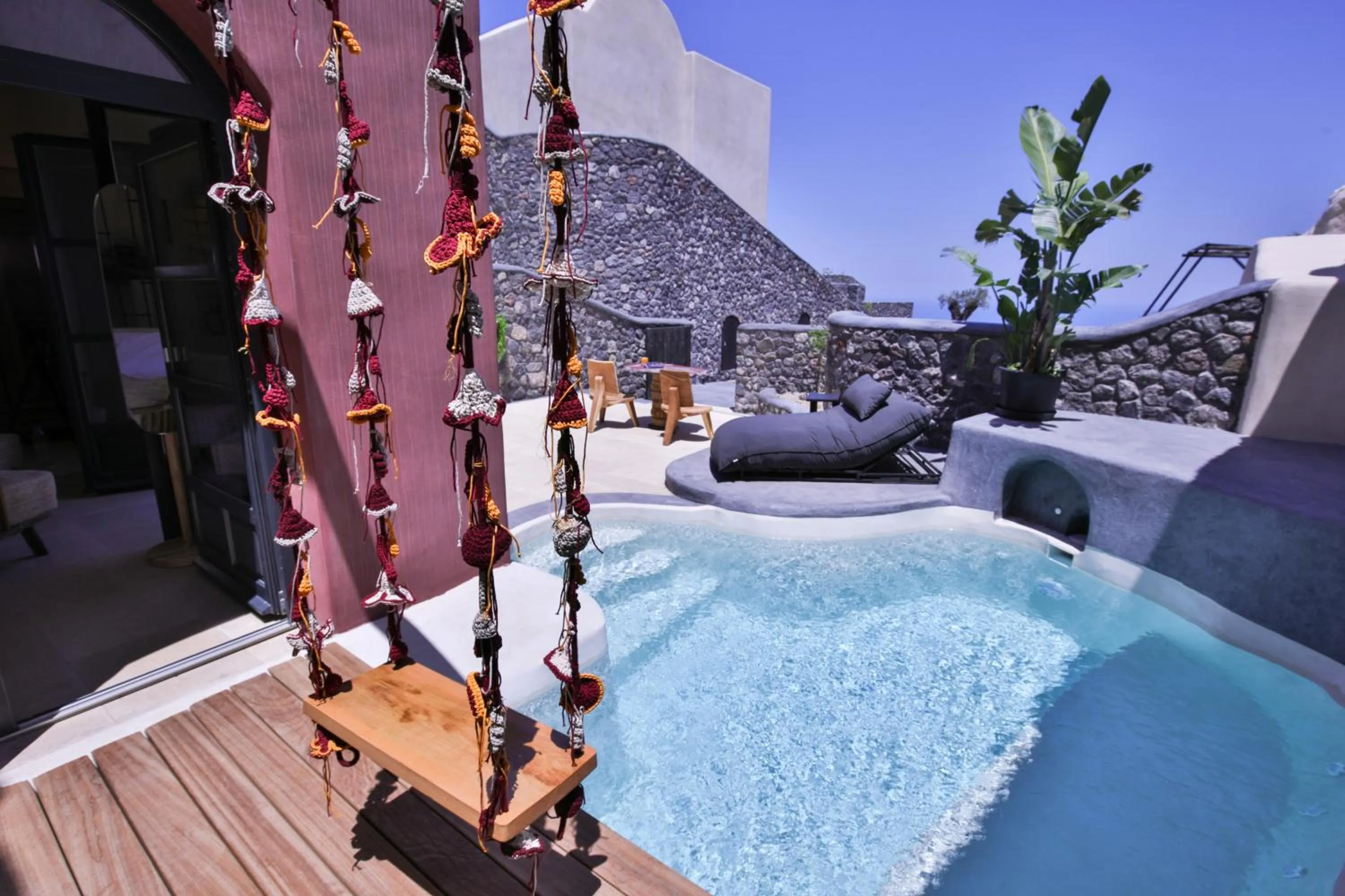 Patio in White Pearl Cavalieri