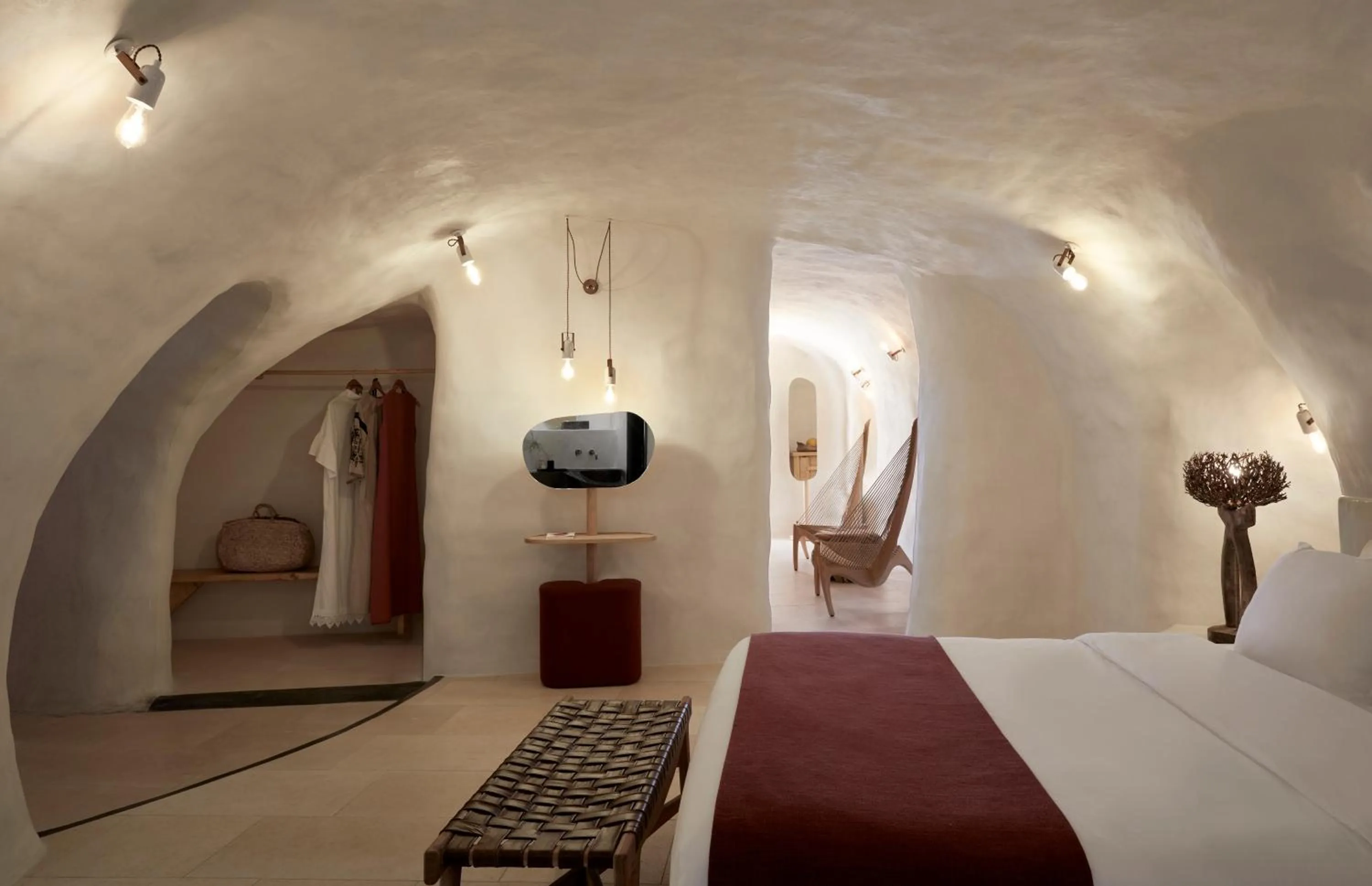 Bed in White Pearl Cavalieri