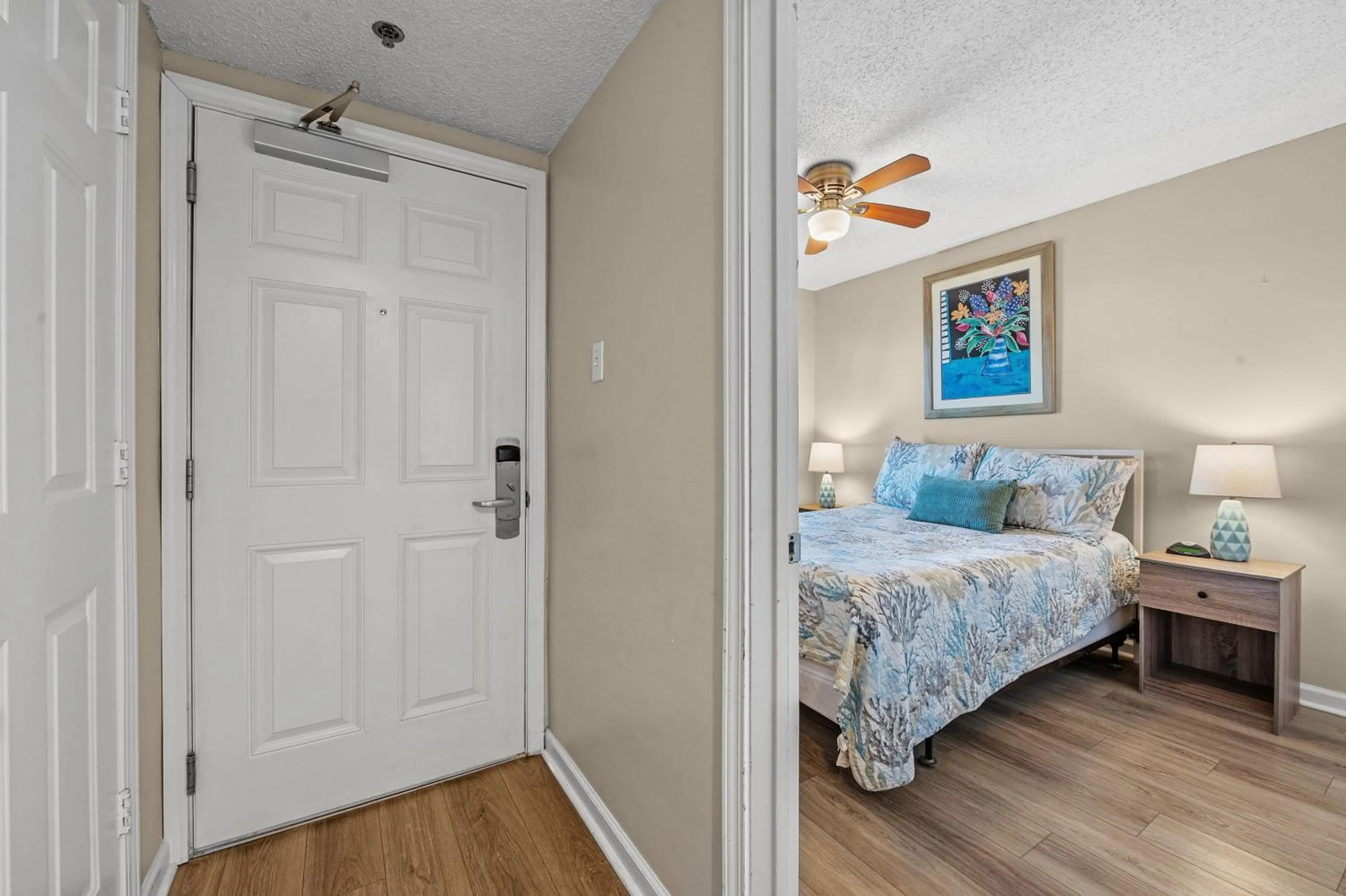 Bedroom, Bed in Tradewinds 307