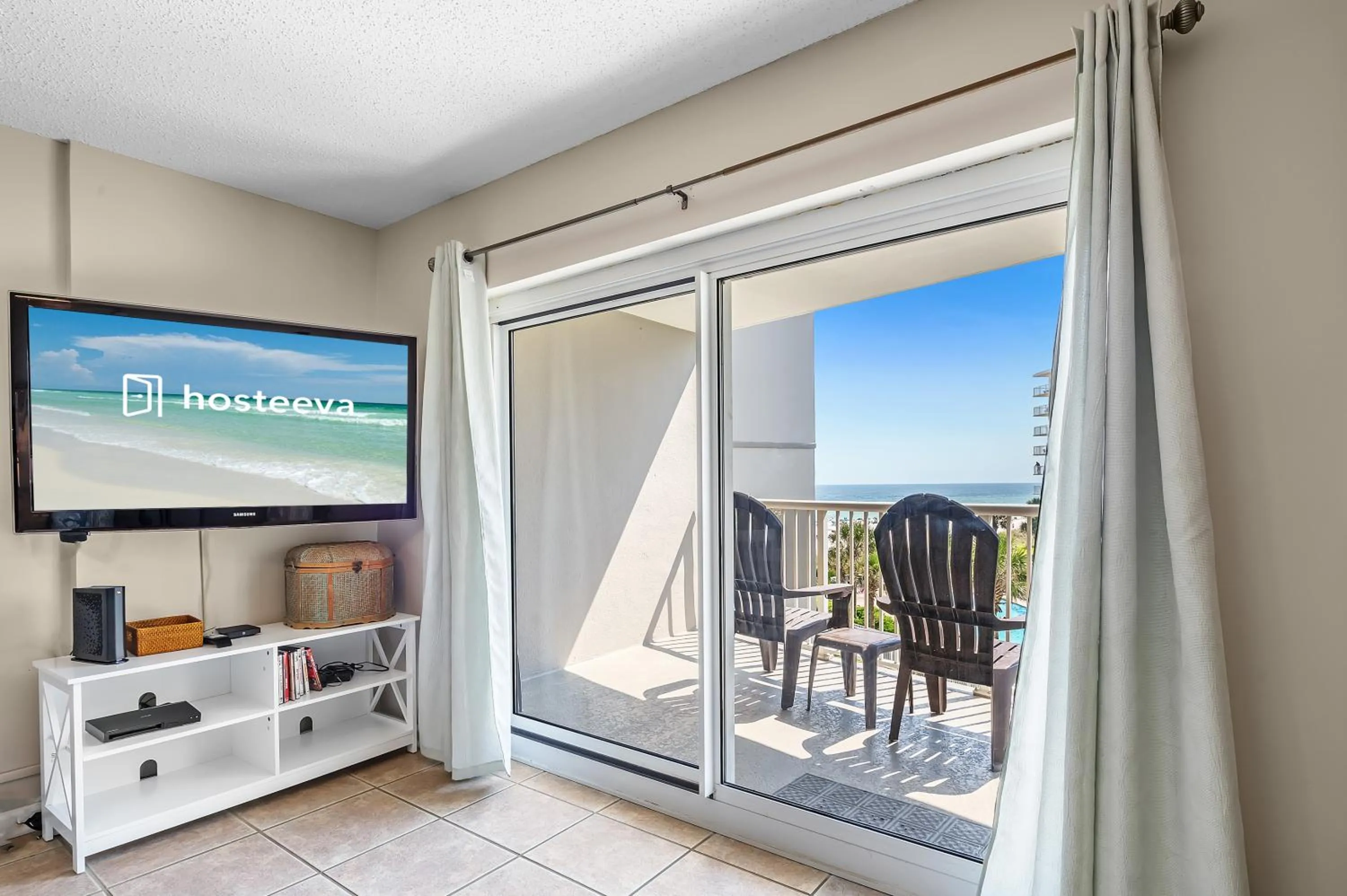 Living room in Tradewinds 307