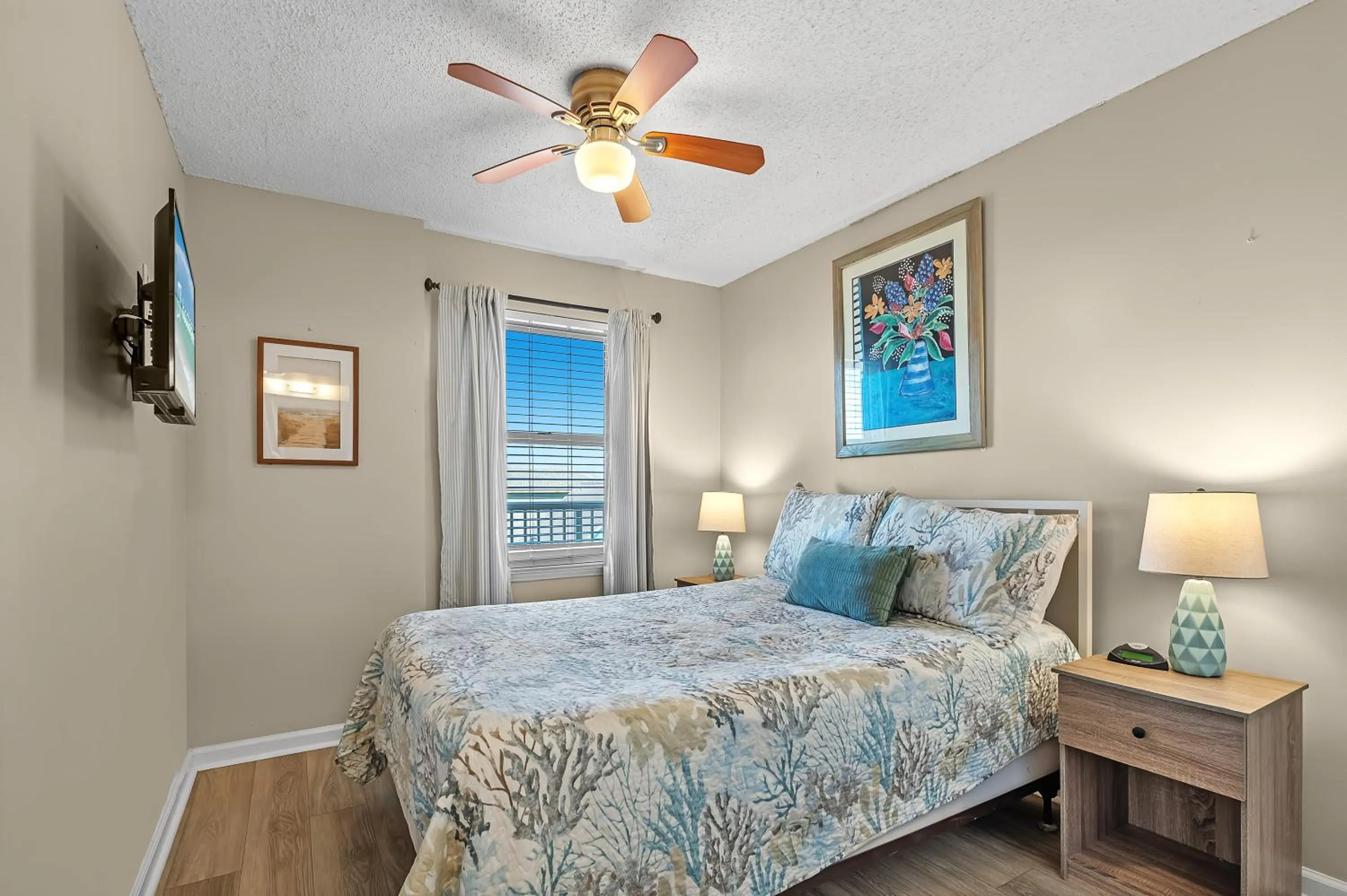 Bedroom, Bed in Tradewinds 307