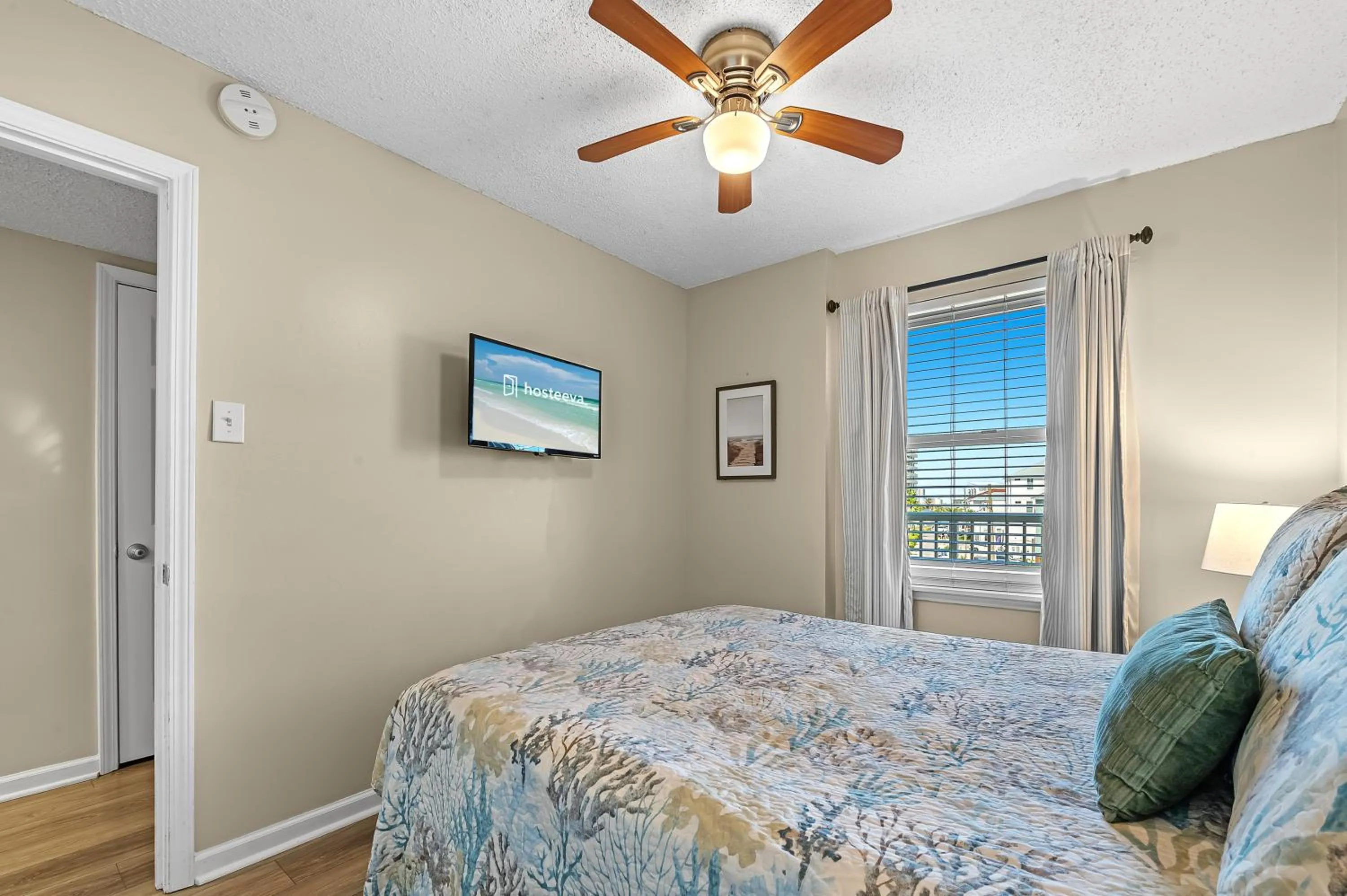 Bedroom, Bed in Tradewinds 307