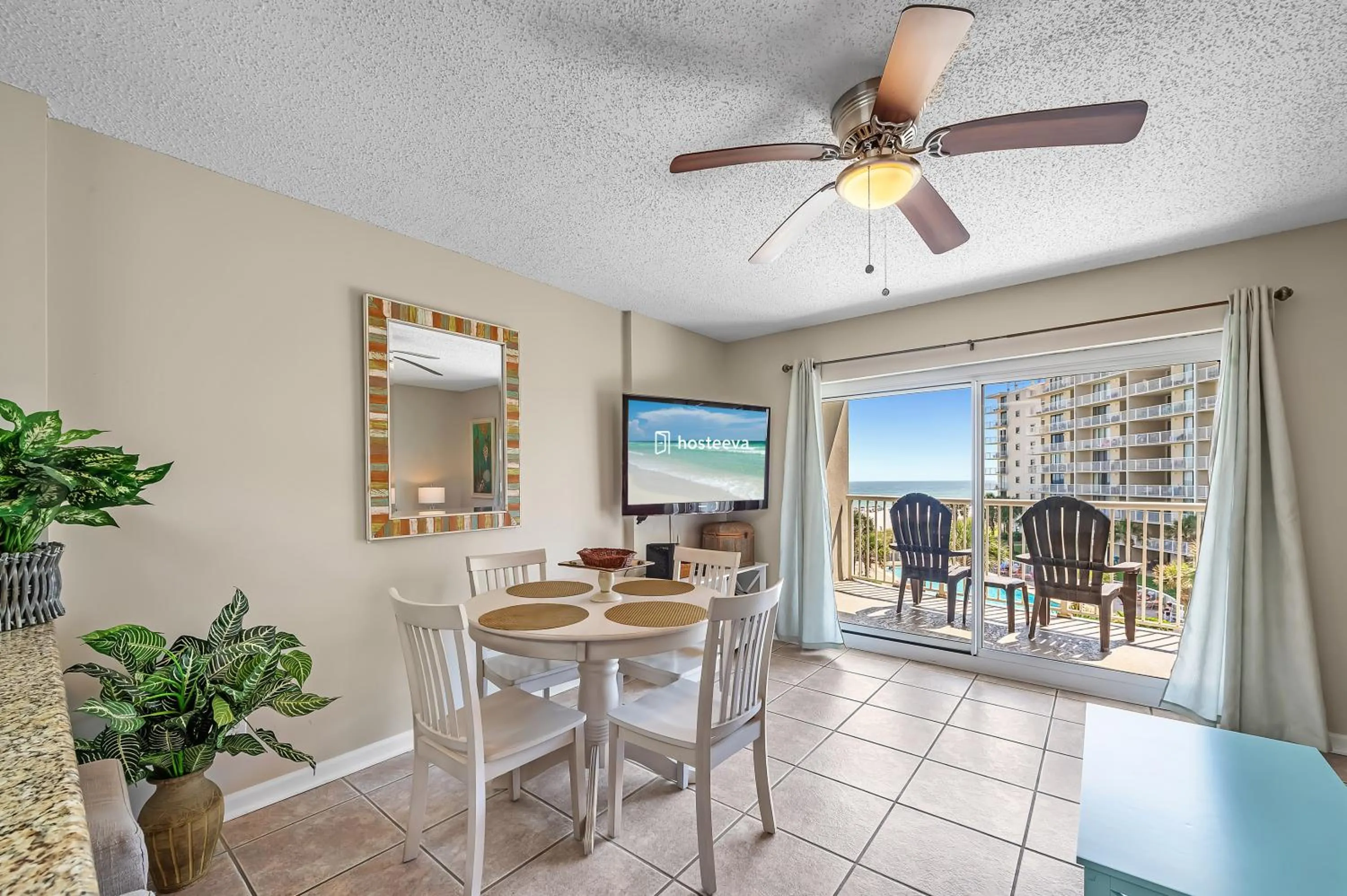 Dining area in Tradewinds 307